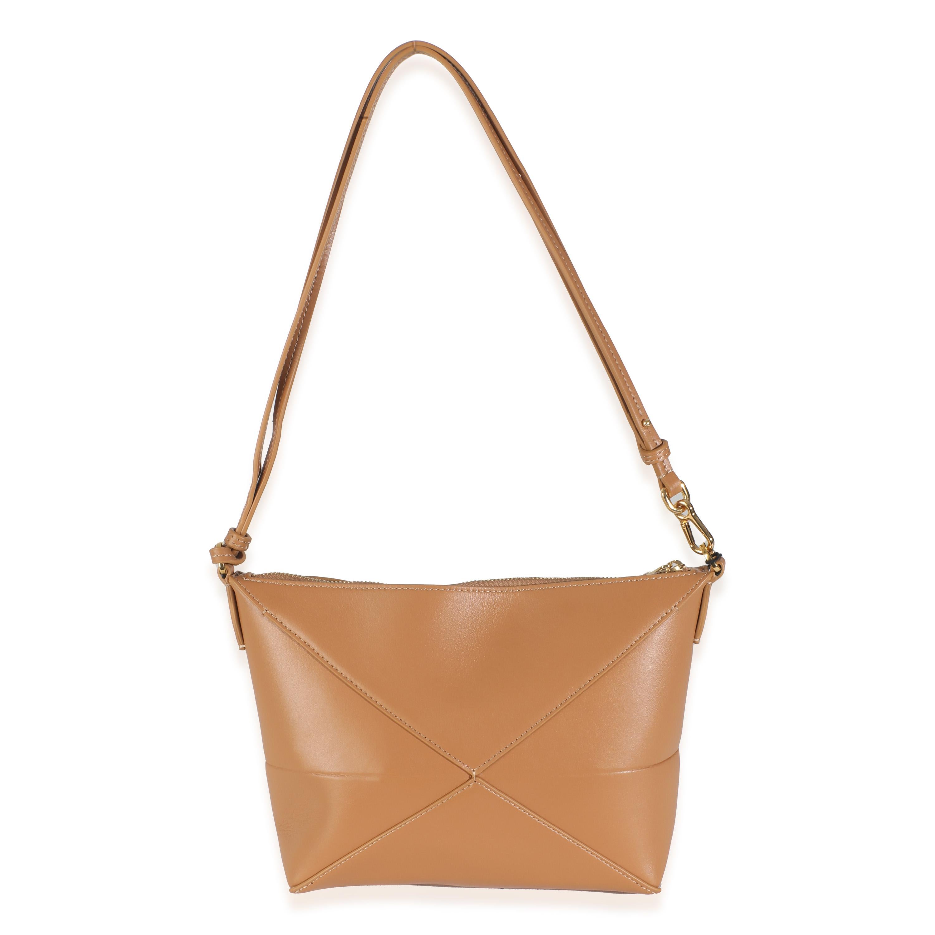 Listing Title: Loewe Warm Desert Calfskin Puzzle Fold Pouch
SKU: 145800
MSRP: 1750.00 USD
Condition: Pre-owned 
Handbag Condition: Pristine
Condition Comments: Item has no indication of wear.  Final sale.
Brand: Loewe
Model: Puzzle Fold Pouch
Origin