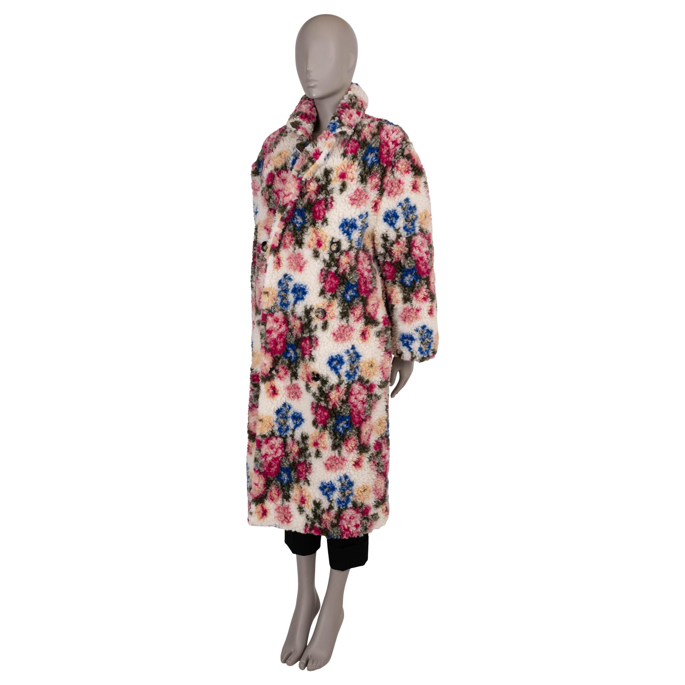 Questo cappotto Loewe Teddy, autentico al 100%, è realizzato in finto shearling color crema composto da 44% poliestere, 34% lana e 22% acrilico, ornato da una vivace stampa floreale multicolore. La sua silhouette rilassata è caratterizzata da spalle
