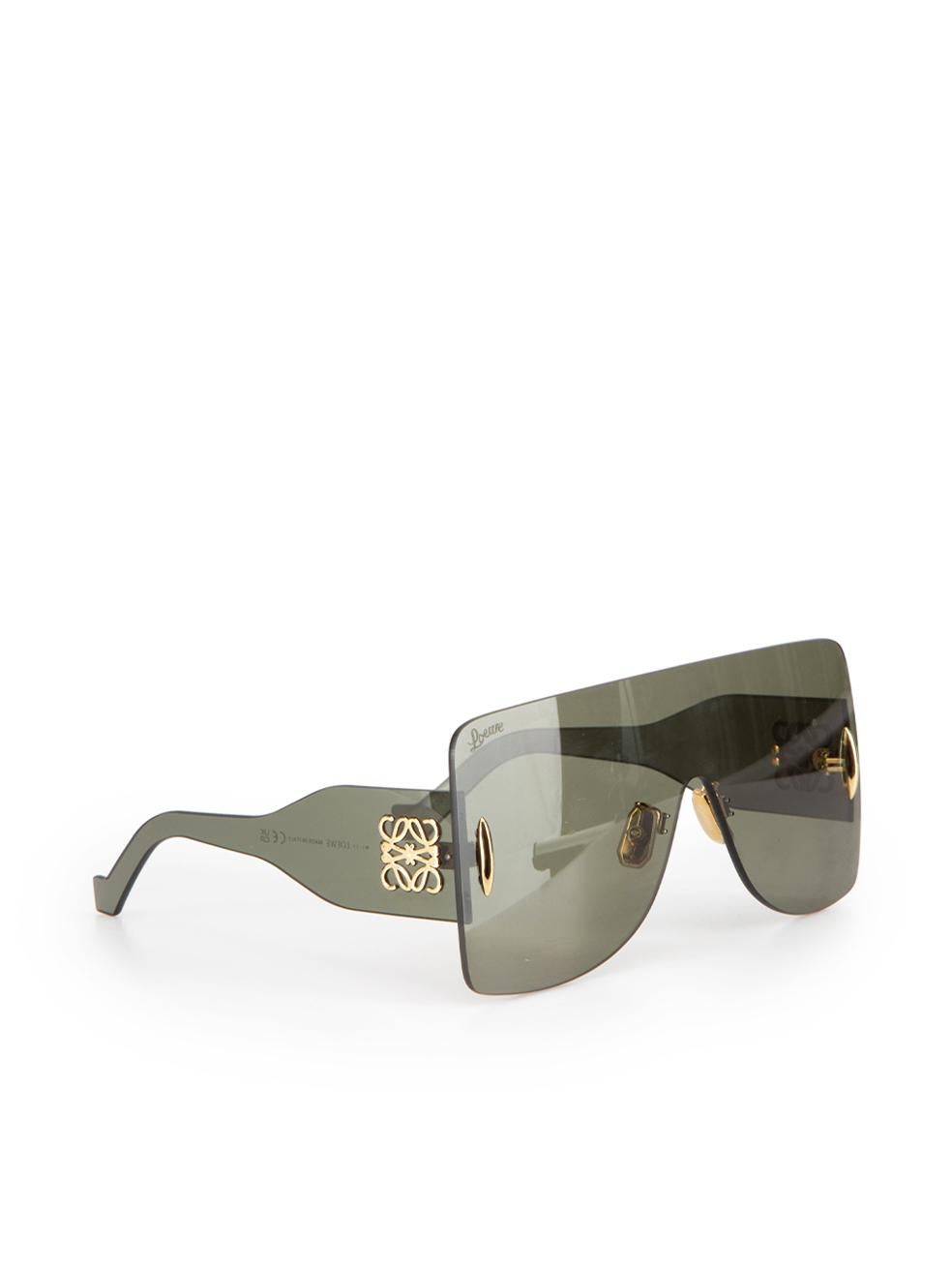 CONDITION is Very good. Hardly any visible wear to sunglasses is evident on this used Loewe designer resale item. These sunglasses come in original case.



Details


Green

Shield sunglasses

Acrylic

Gold Loewe logo embellishment on the