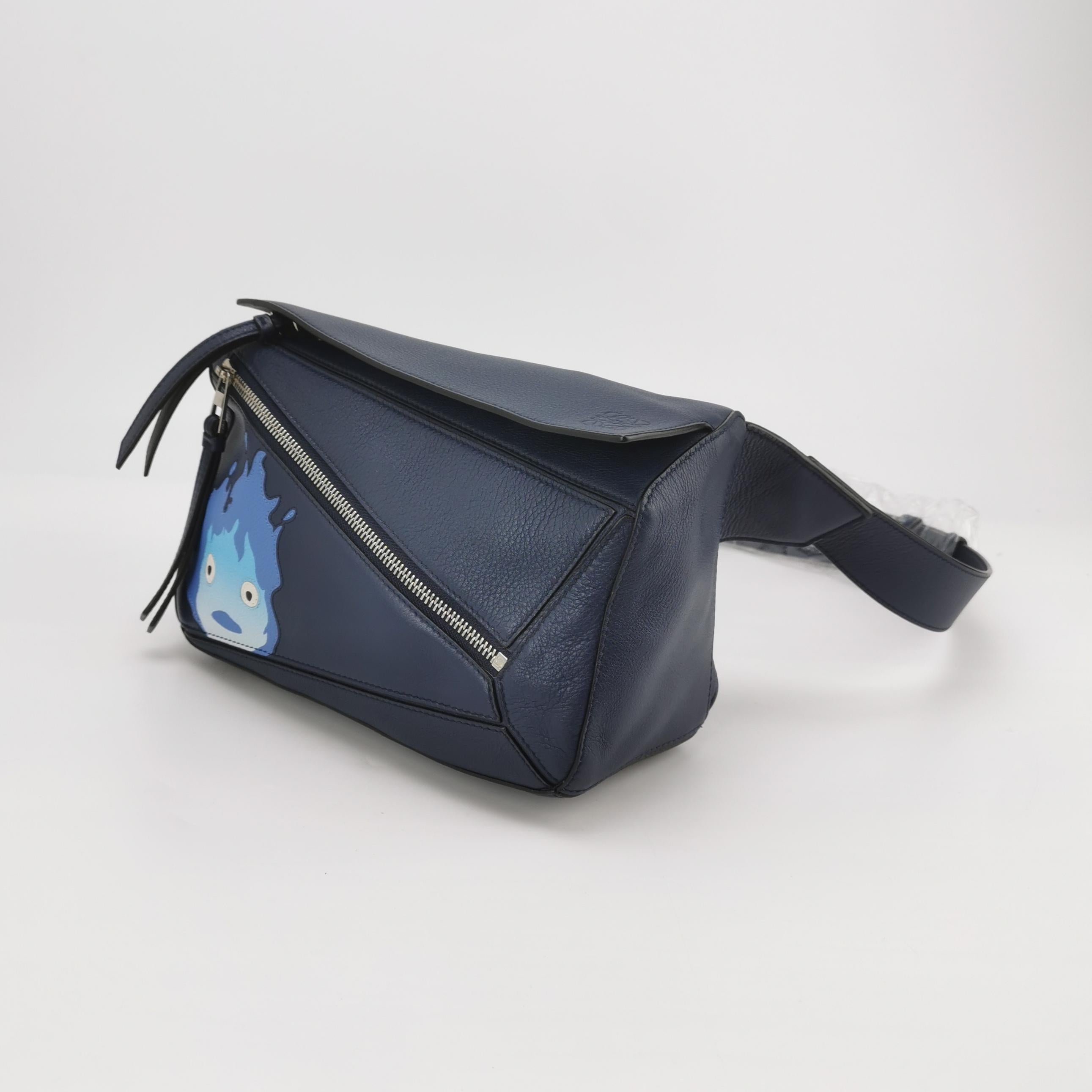 Riñonera Loewe x Howl's Moving Castle Studio Ghibli Calcifer Puzzle Pequeño Azul Marino Negro en venta