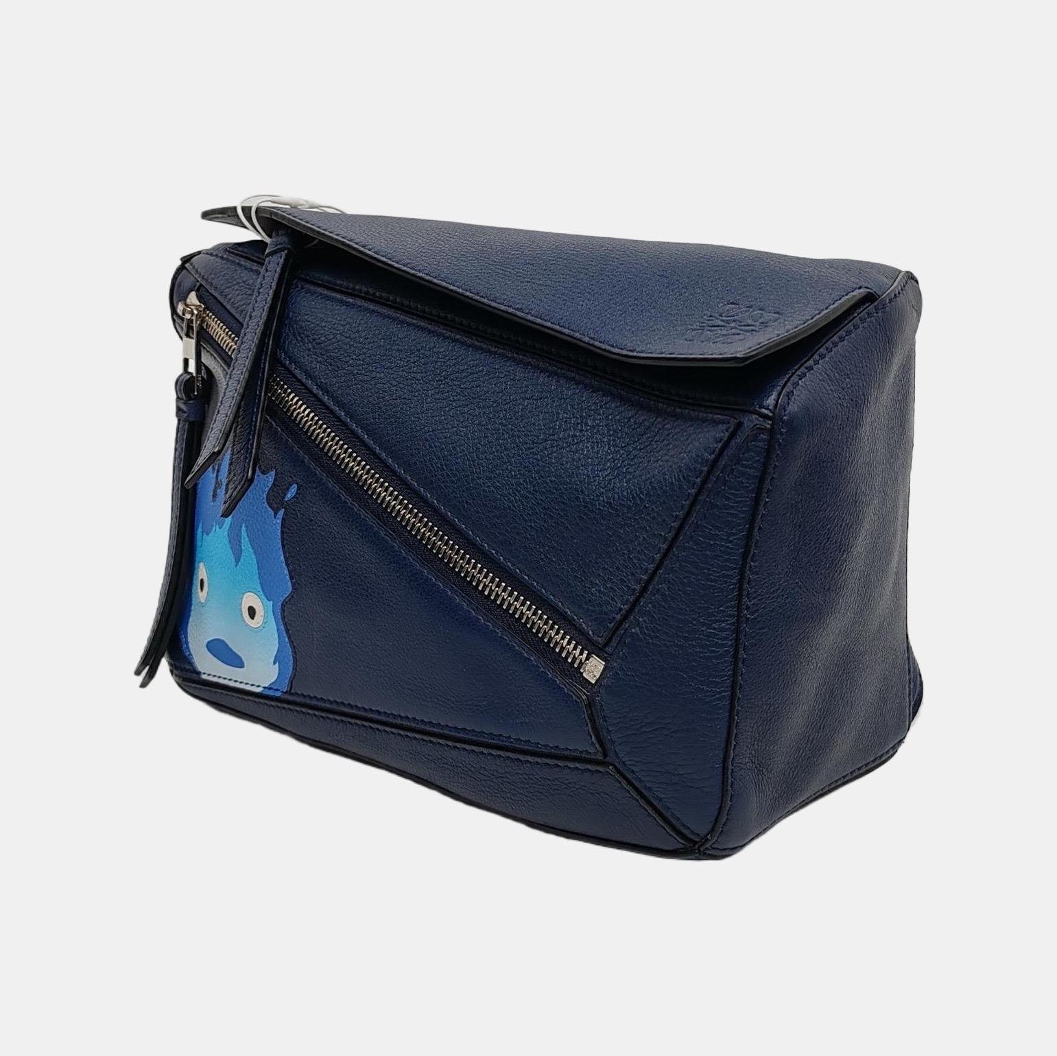 Loewe x Howl's Moving Castle Studio Ghibli Calcifer Puzzle Belt Bag Small Navy (Schwarz) im Angebot