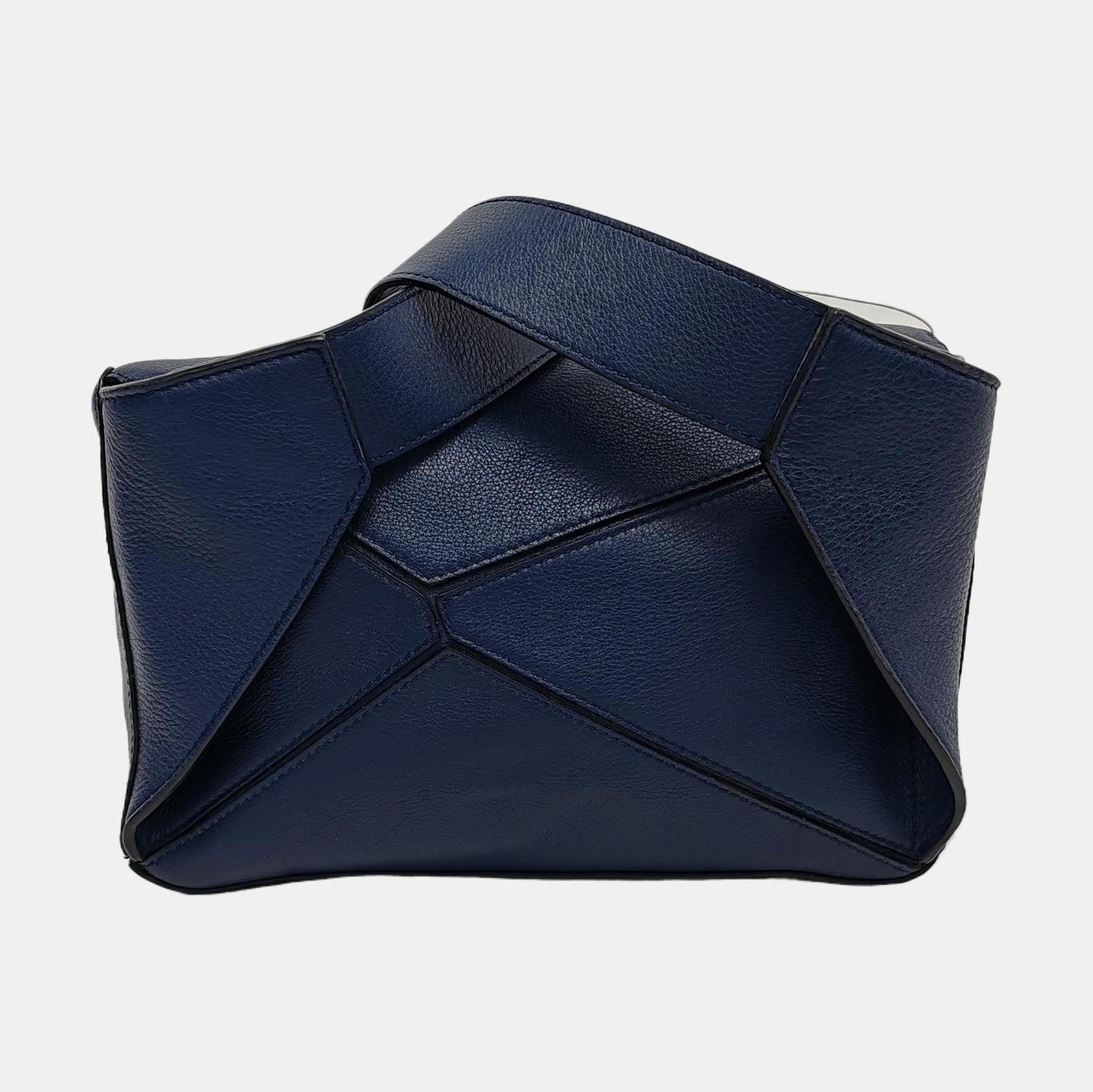 Loewe x Howl's Moving Castle Studio Ghibli Calcifer Puzzle Belt Bag Small Navy im Zustand „Gut“ im Angebot in AUBERVILLIERS, FR