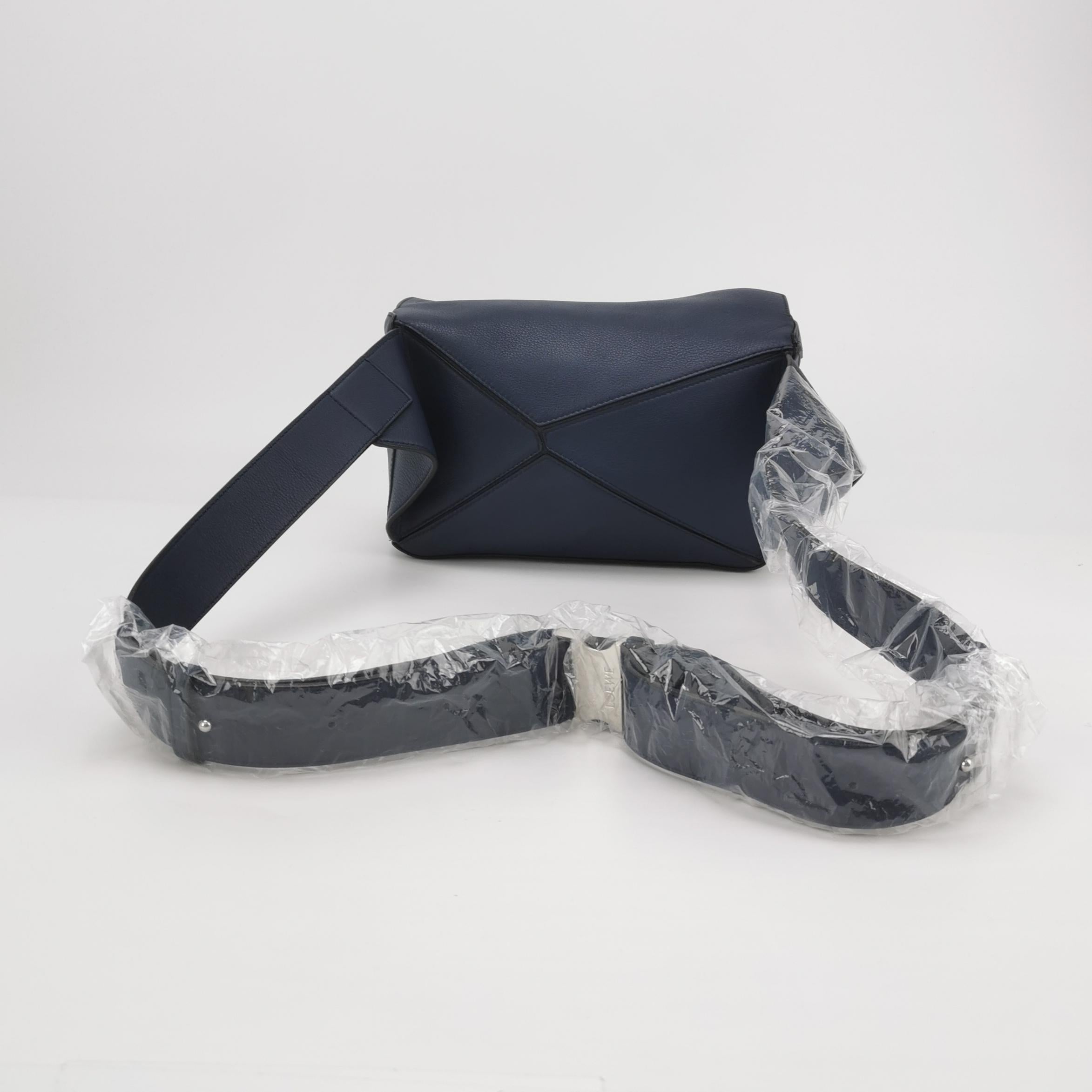 De las mujeres Riñonera Loewe x Howl's Moving Castle Studio Ghibli Calcifer Puzzle Pequeño Azul Marino en venta