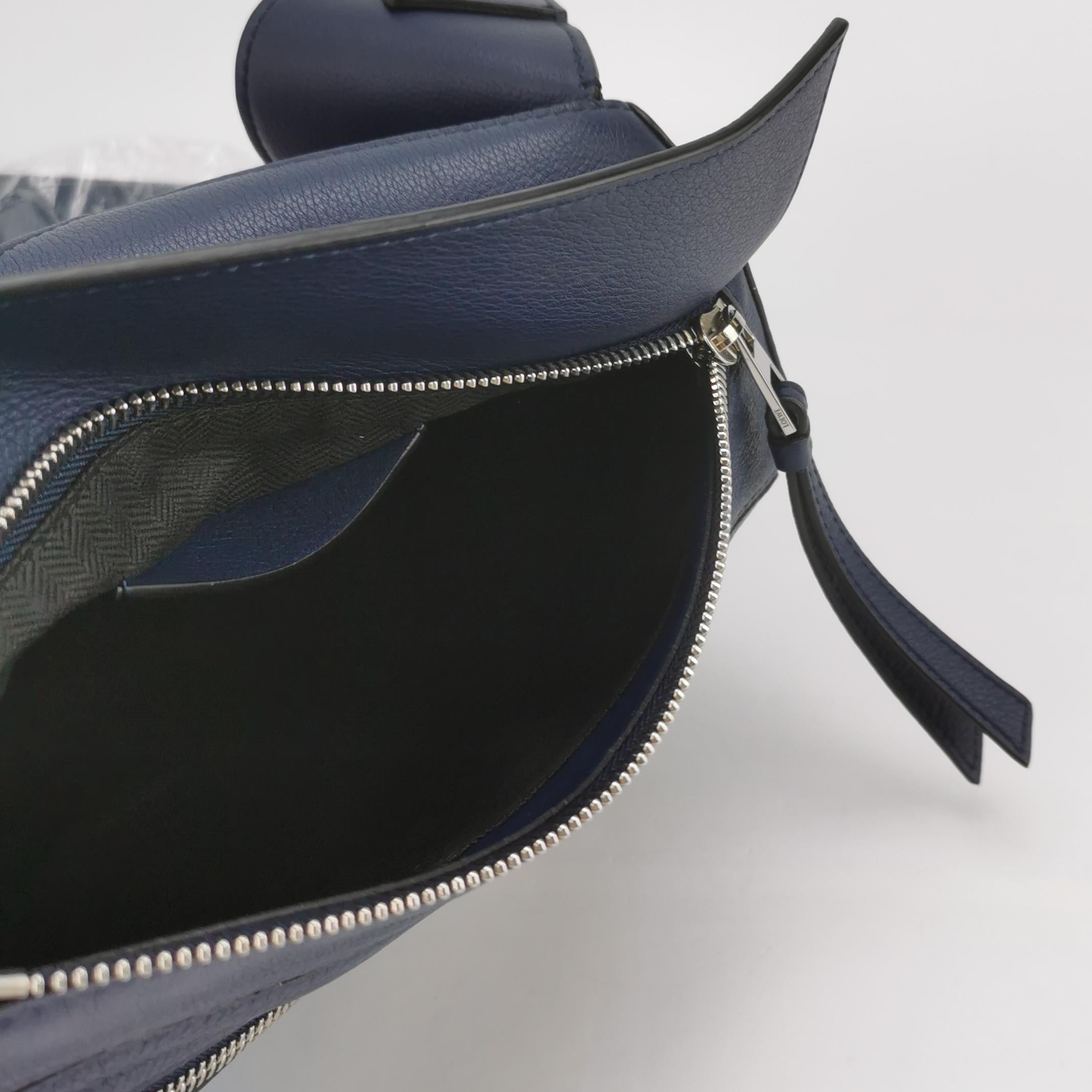 Riñonera Loewe x Howl's Moving Castle Studio Ghibli Calcifer Puzzle Pequeño Azul Marino en venta 2