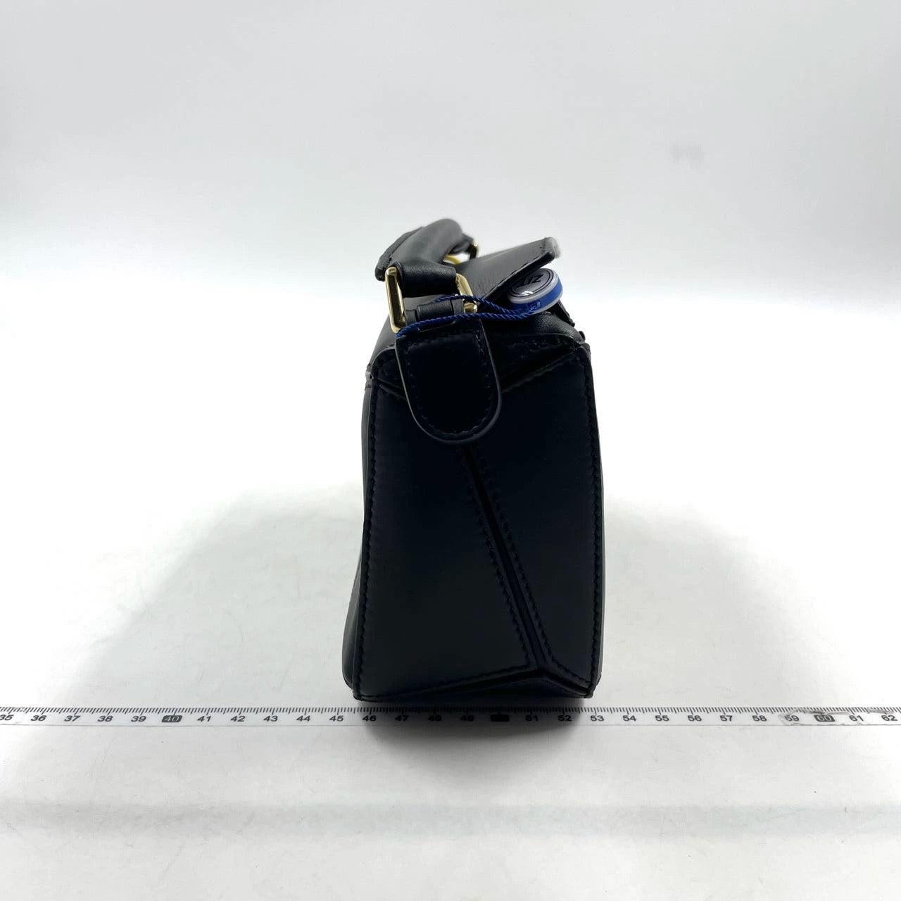 Loewe x Howl's Moving Castle Studio Ghibli Collection Puzzle Calcifer Mini Black Crossbody Bag
  Dies sind professionelle Fotos der tatsächlich von Luxbags angebotenen Tasche.
  
  Sie stammt aus der ausverkauften Collaboration zwischen Loewe und