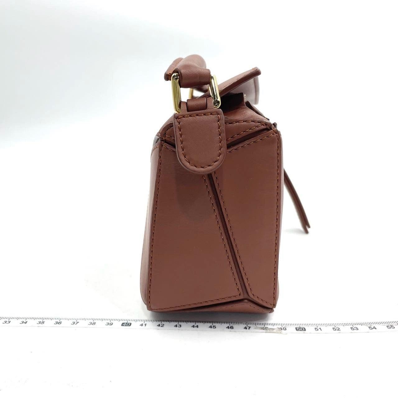 Loewe x Studio's Moving Castle Studio Ghibli Collection'S Puzzle Calcifer Mini Tan Brown
Queste sono foto professionali della borsa vera e propria.
  
  Questo è il frutto della collaborazione tra Loewe e lo Studio Ghibli del Giappone. Questo