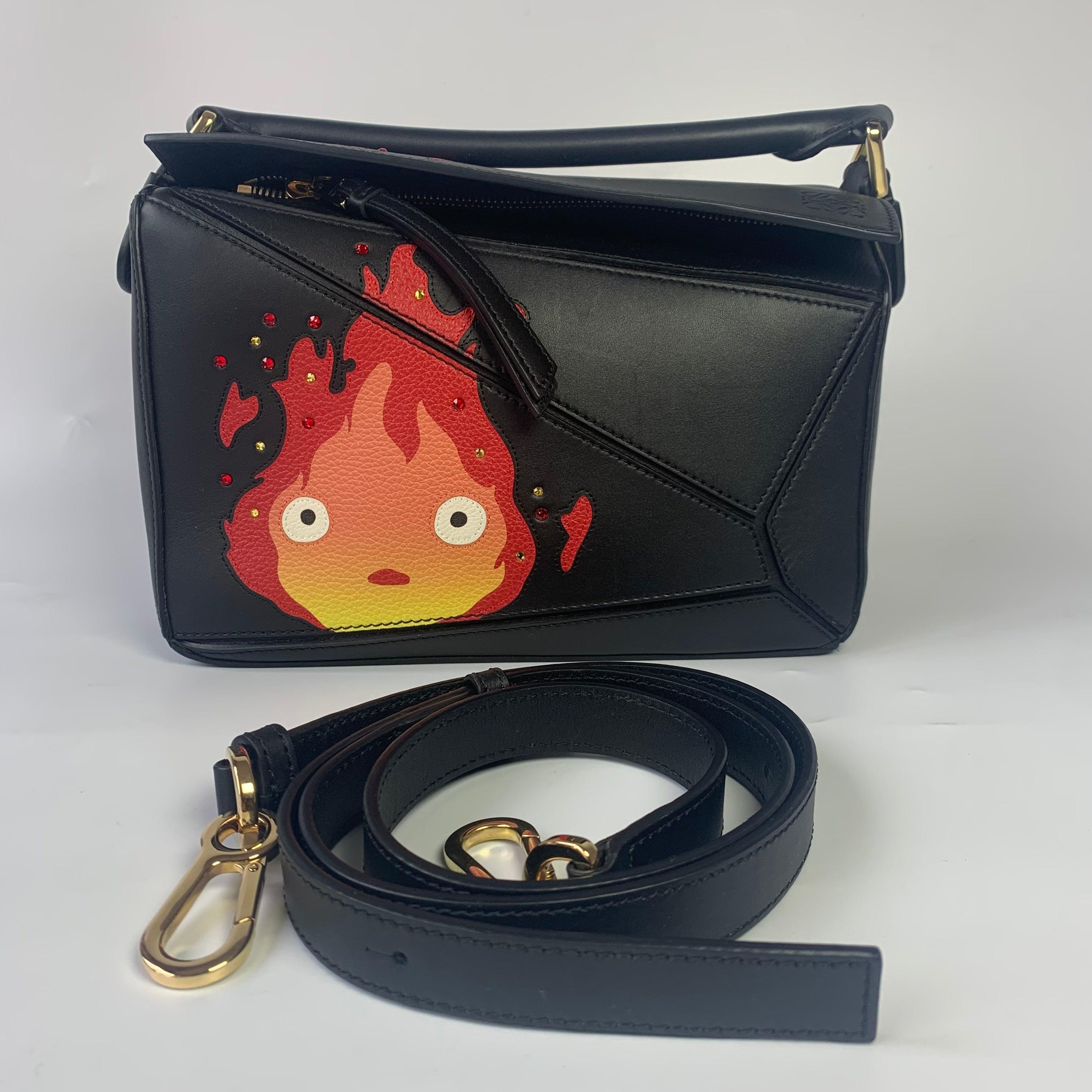 Loewe x Howl's Moving Castle Studio Ghibli Collection Puzzle Calcifer Klein Schwarz
Dies sind professionelle Fotos der tatsächlichen Tasche.
  
  Sie stammt aus der ausverkauften Collaboration zwischen Loewe und dem japanischen Anime-Studio Studio