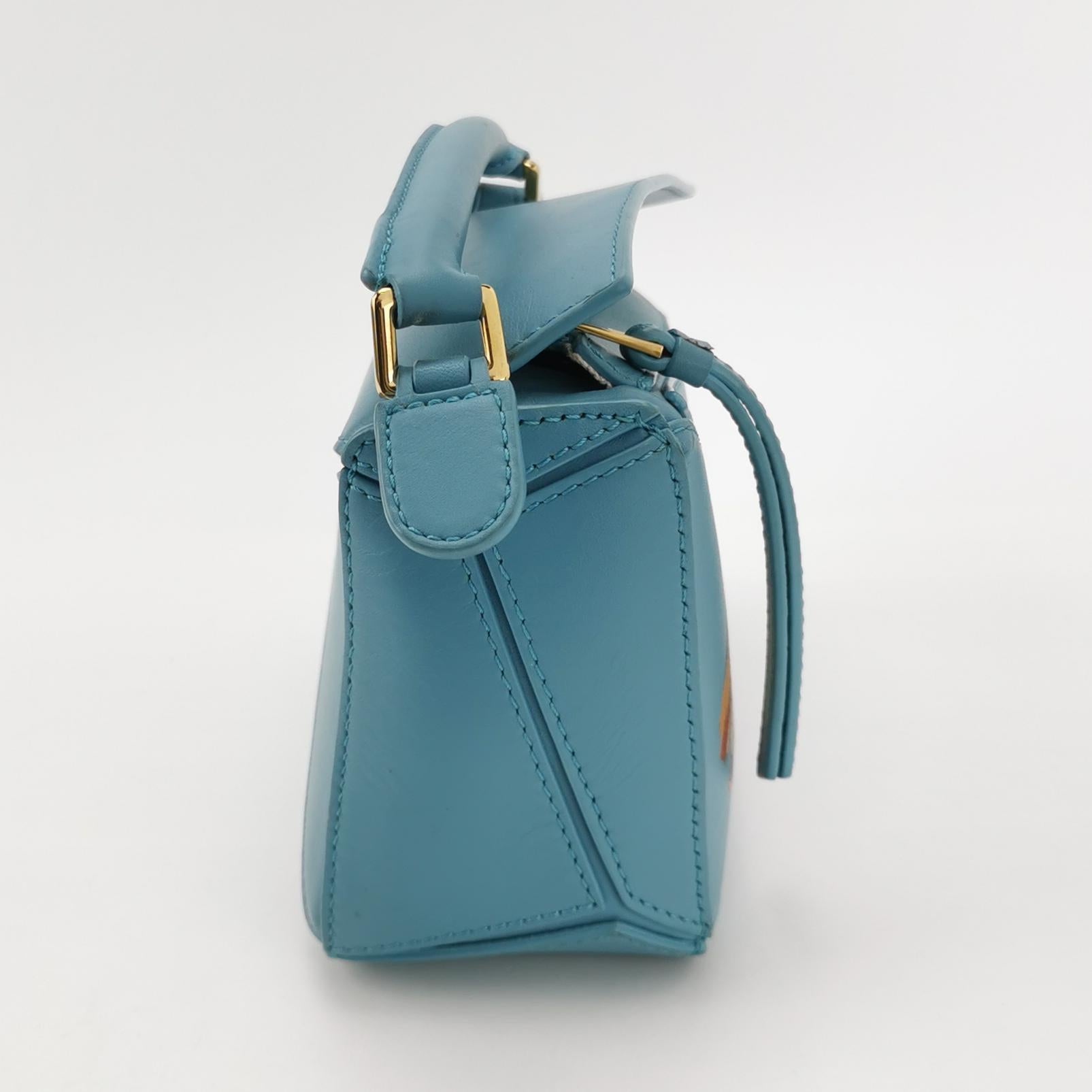 Loewe x Studio's Moving Castle Studio Ghibli Collection'S Puzzle Mini Blu Flying Dog
Queste sono foto professionali della borsa offerta da Luxbags.

Questo è il frutto della collaborazione tra Loewe e lo Studio Ghibli del Giappone. Questo