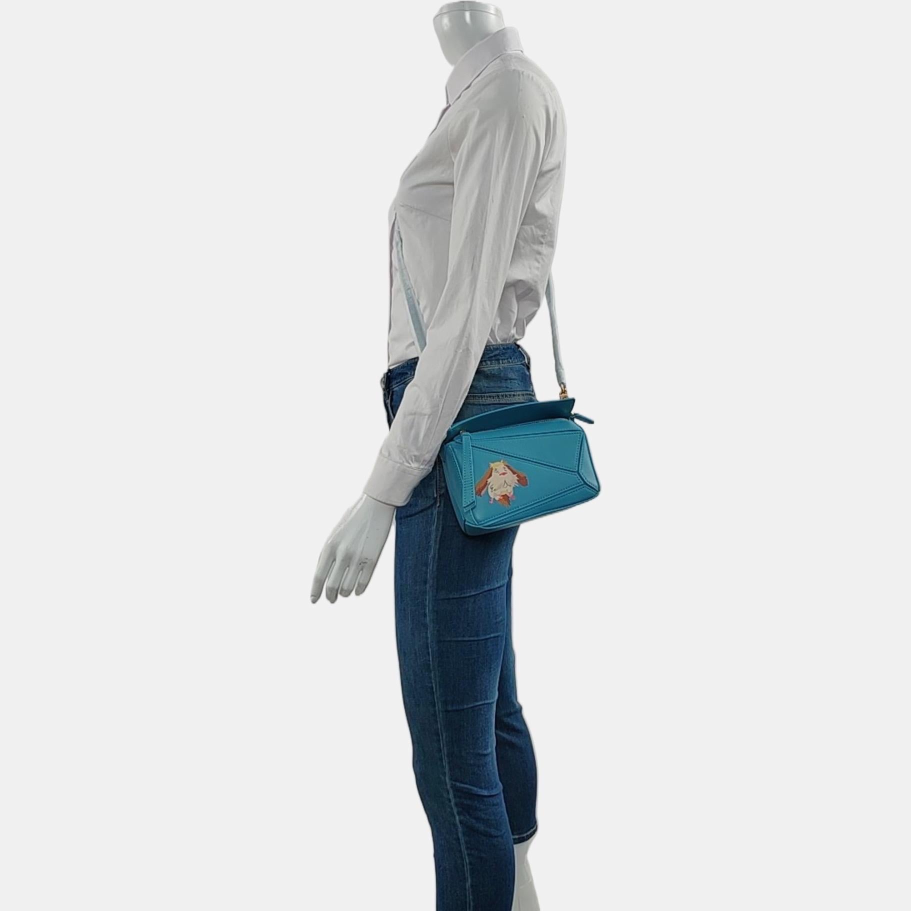 Loewe x Studio's Moving Castle Studio Ghibli Collection'S Puzzle Mini Blu Flying Dog
 Queste sono foto professionali della borsa offerta da Luxbags.
 
 Questo è il frutto della collaborazione tra Loewe e lo Studio Ghibli del Giappone. Questo