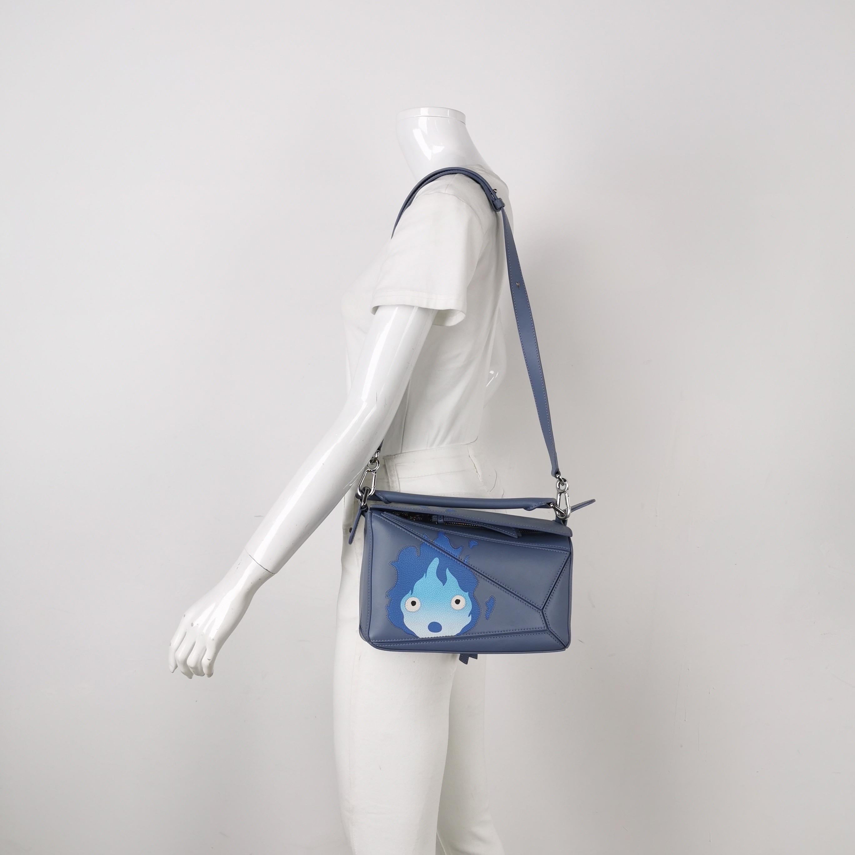 Loewe x Howl's Moving Castle Studio Ghibli Collection'S Puzzle Calcifer Piccolo Tan Caramello
 Queste sono foto professionali della borsa vera e propria.
 
 Questo è il frutto della collaborazione tra Loewe e lo Studio Ghibli del Giappone. Questo