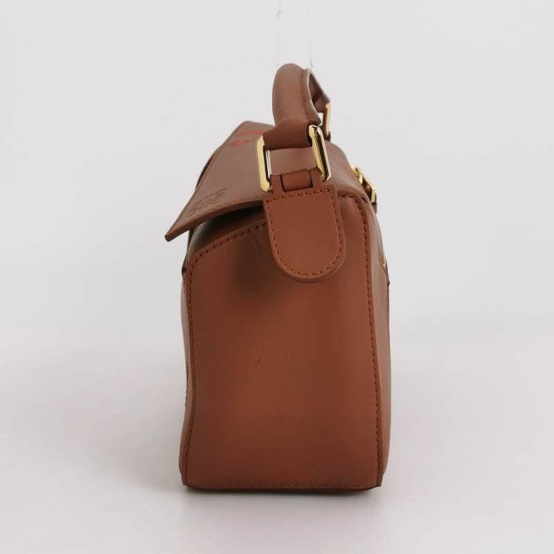 Loewe x Howl's Moving Castle Studio Ghibli Collection Puzzle Calcifer Klein Tan Karamell
 Dies sind professionelle Fotos der tatsächlichen Tasche.
 
 Sie stammt aus der ausverkauften Collaboration zwischen Loewe und dem japanischen Anime-Studio