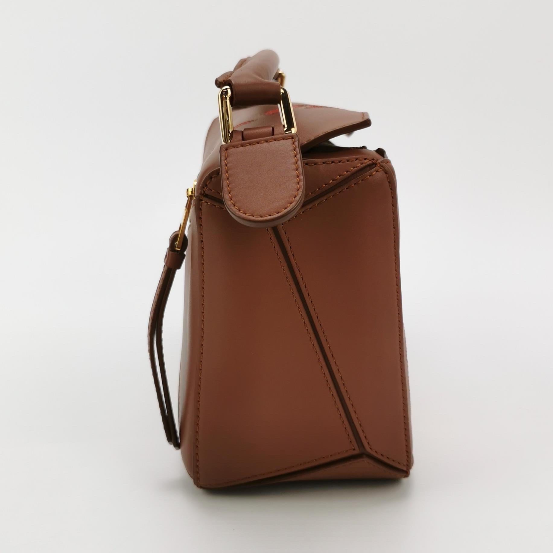 Loewe x Studio A Moving Castle Studio Ghibli Puzzle Calcifer Piccolo Tan Caramel In condizioni ottime in vendita a AUBERVILLIERS, FR