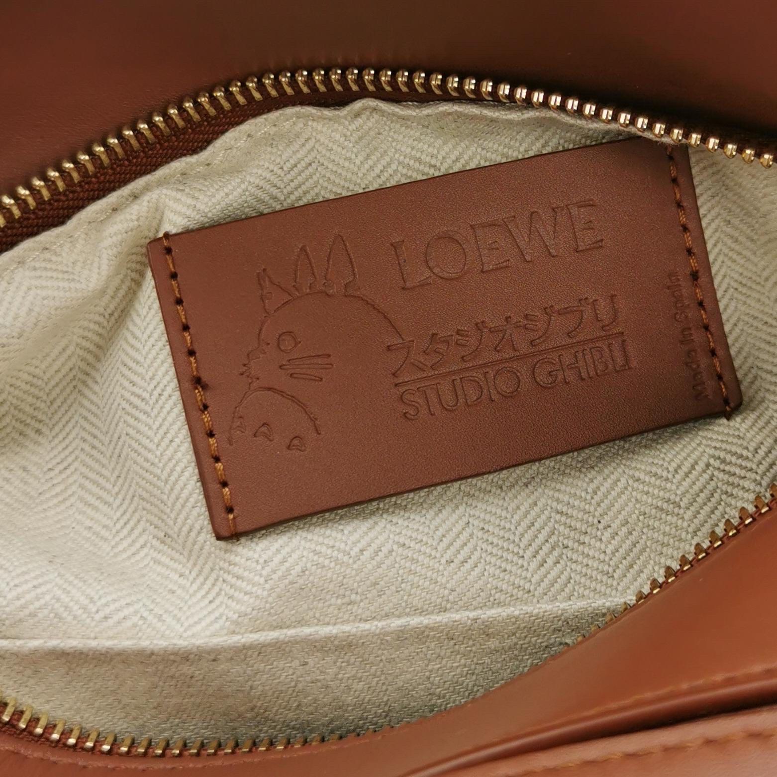 Donna Loewe x Studio A Moving Castle Studio Ghibli Puzzle Calcifer Piccolo Tan Caramel in vendita