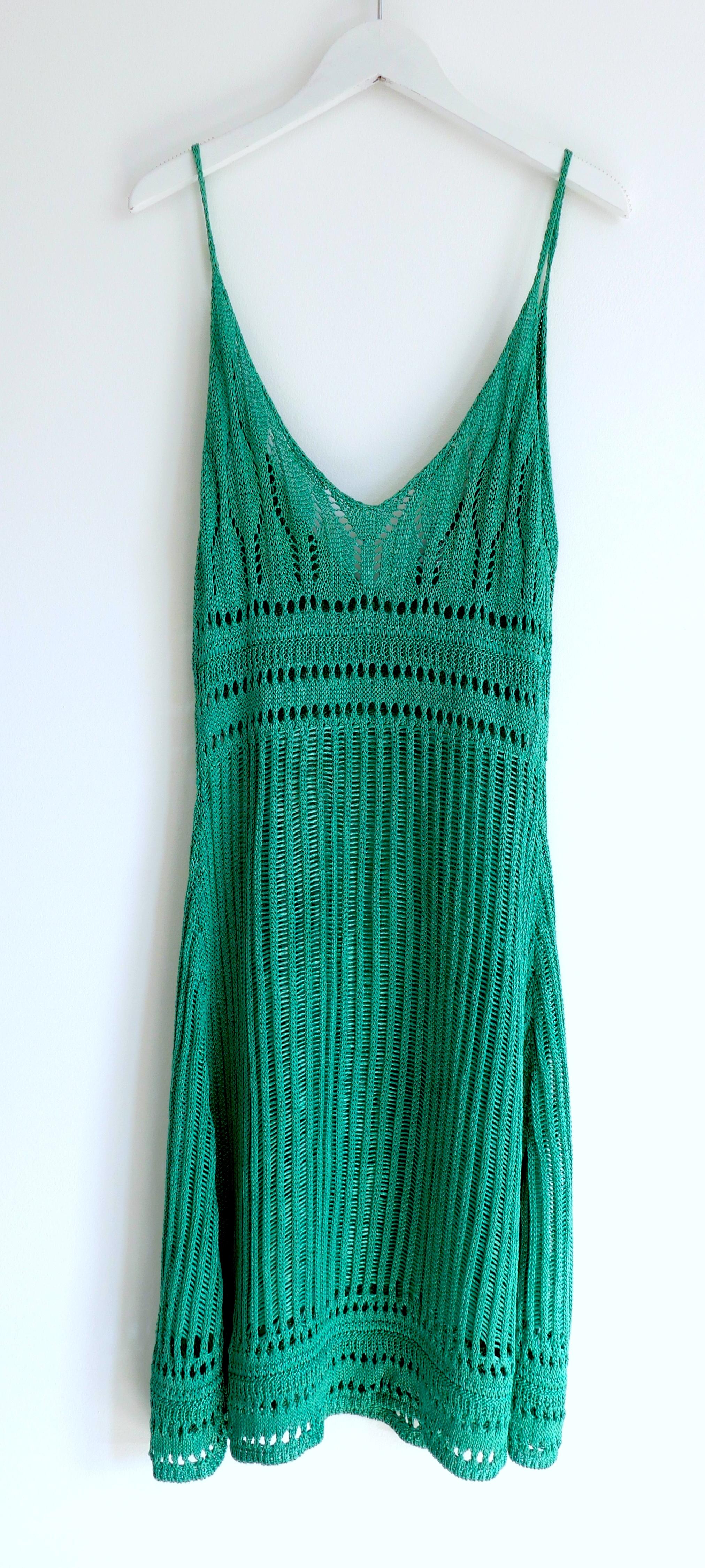 Robe en crochet Loewe x Paula's Ibiza, sexy et décontractée. Confectionnée en crochet et en maille multitexturés vert émeraude, elle présente un corsage décontracté en V et une jupe légèrement évasée. Taille M avec une coupe extensible. Mesures