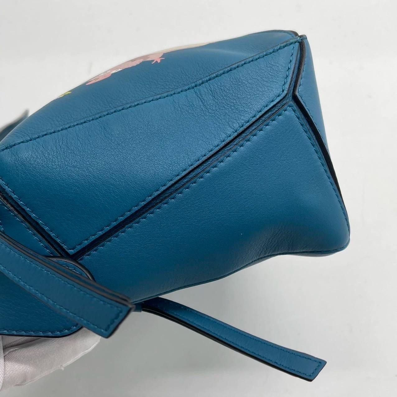 Loewe x Spirited Away Studio Ghibli Collection'S Puzzle Borsa a tracolla piccola blu in vendita 13