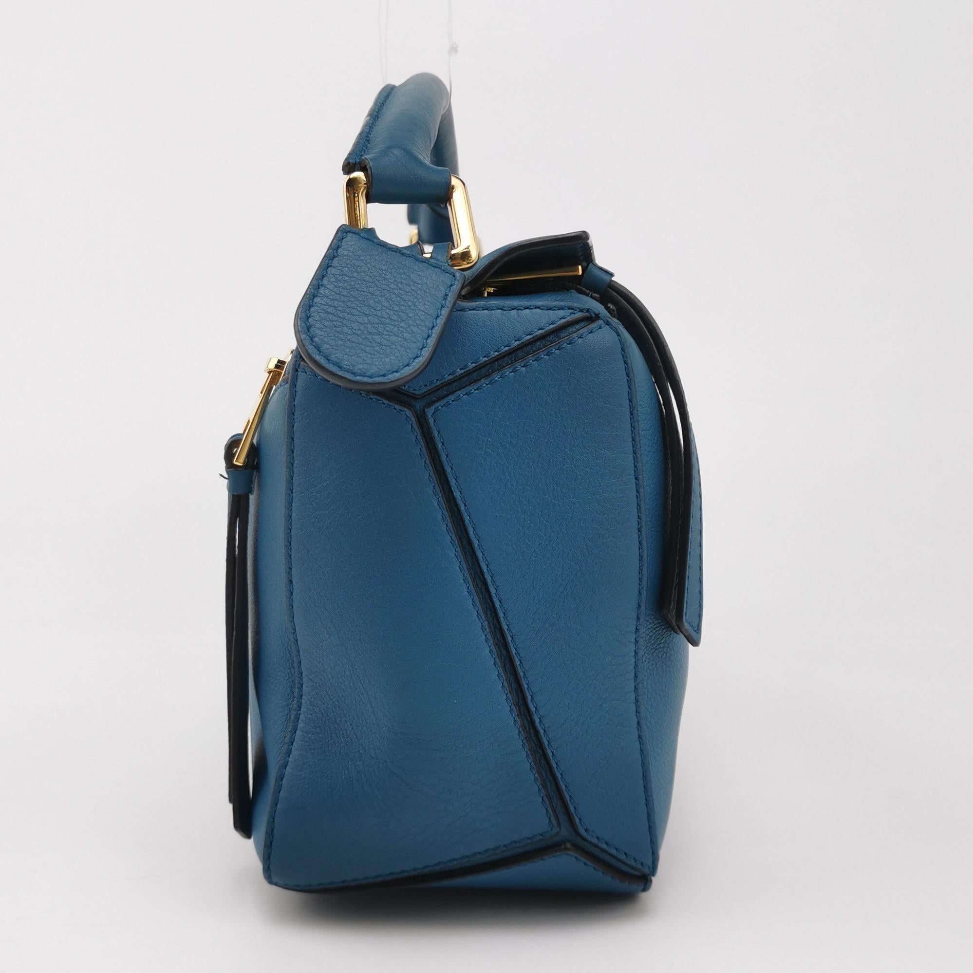 Loewe x Spirited Away Studio Ghibli Collection'S Puzzle Borsa a tracolla piccola blu
Queste sono foto professionali della borsa offerta da Luxbags.

Questo è il frutto della collaborazione tra Loewe e lo Studio Ghibli del Giappone. Questo