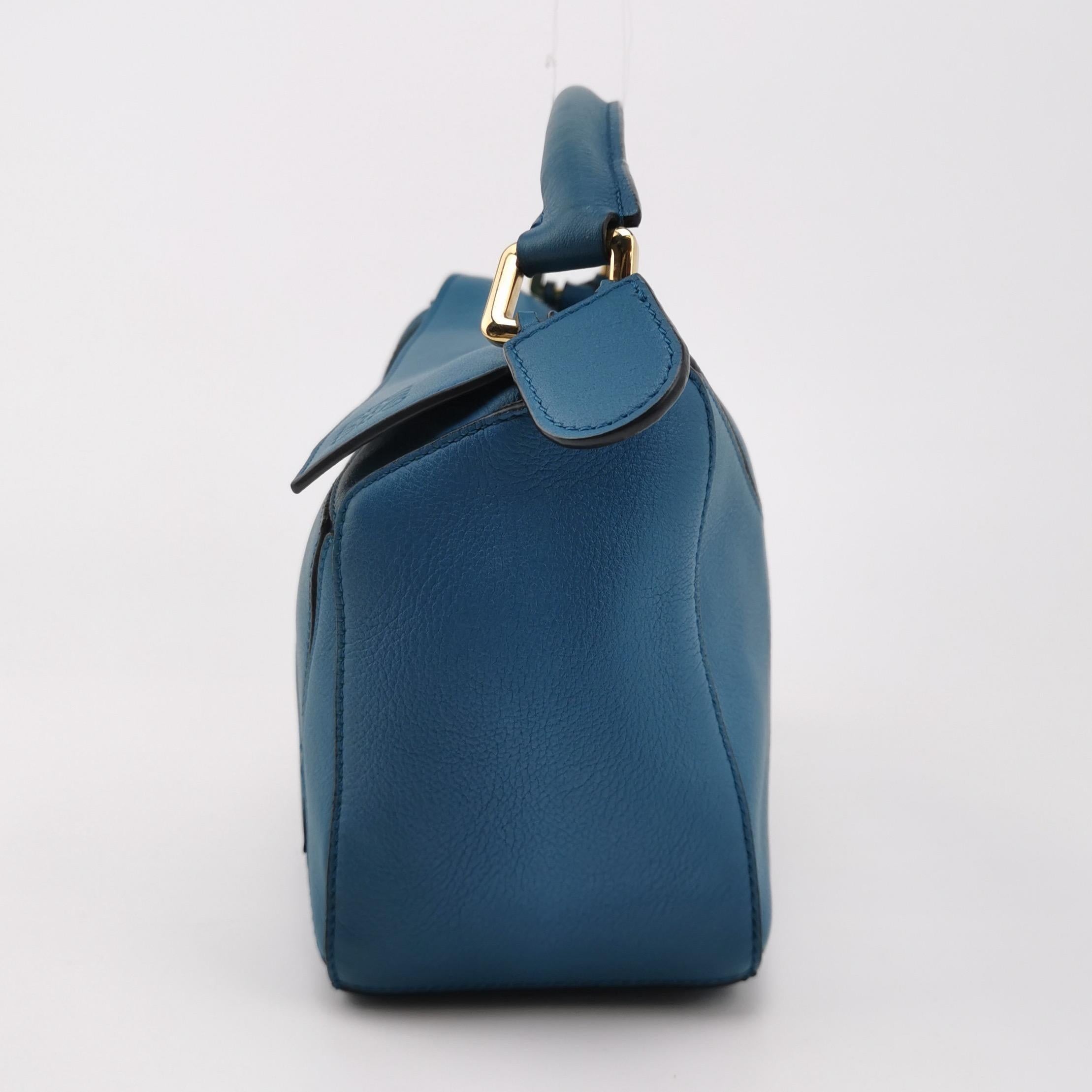 Blu Loewe x Spirited Away Studio Ghibli Collection'S Puzzle Borsa a tracolla piccola blu in vendita
