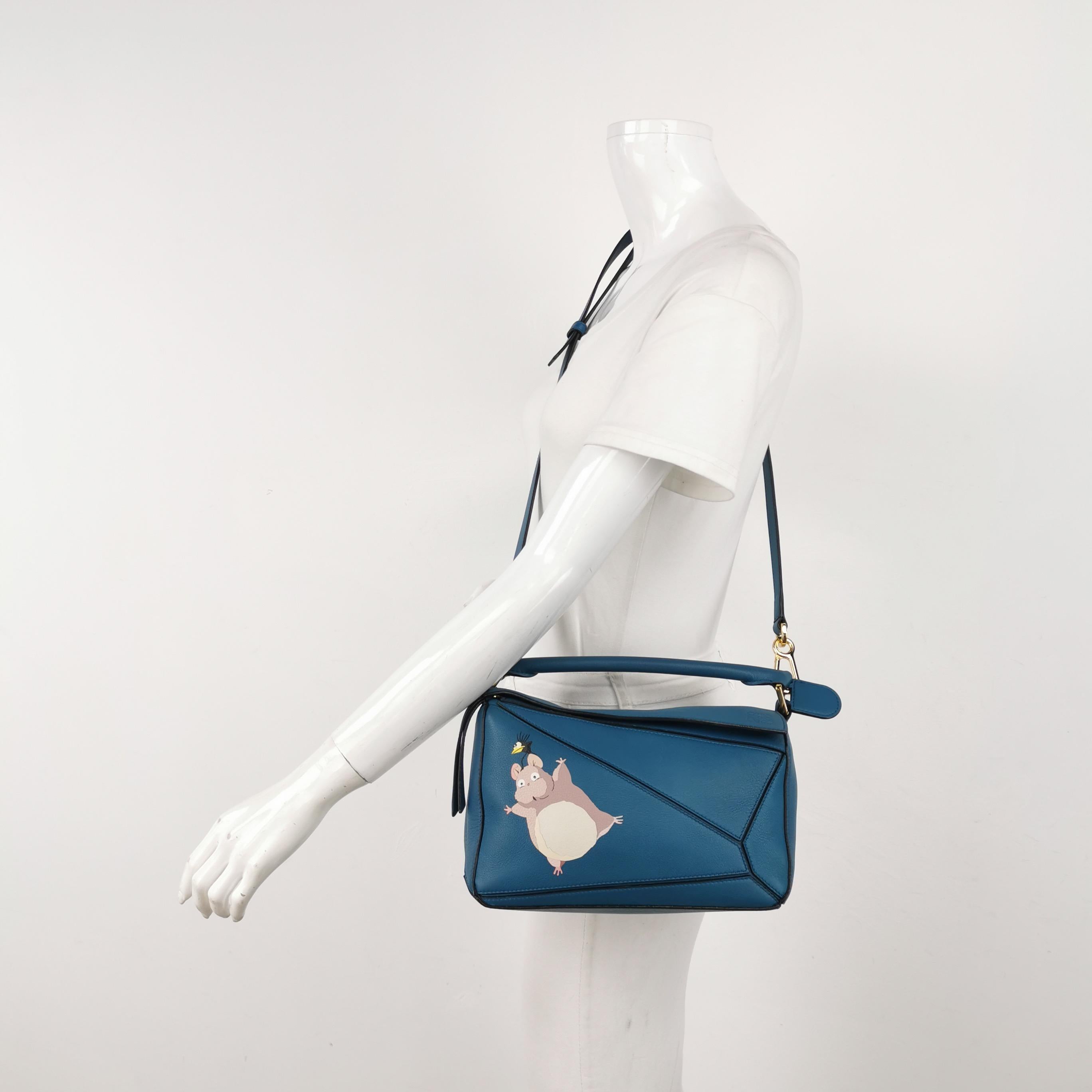 Loewe x Spirited Away Studio Ghibli Collection'S Puzzle Borsa a tracolla piccola blu In condizioni ottime in vendita a AUBERVILLIERS, FR