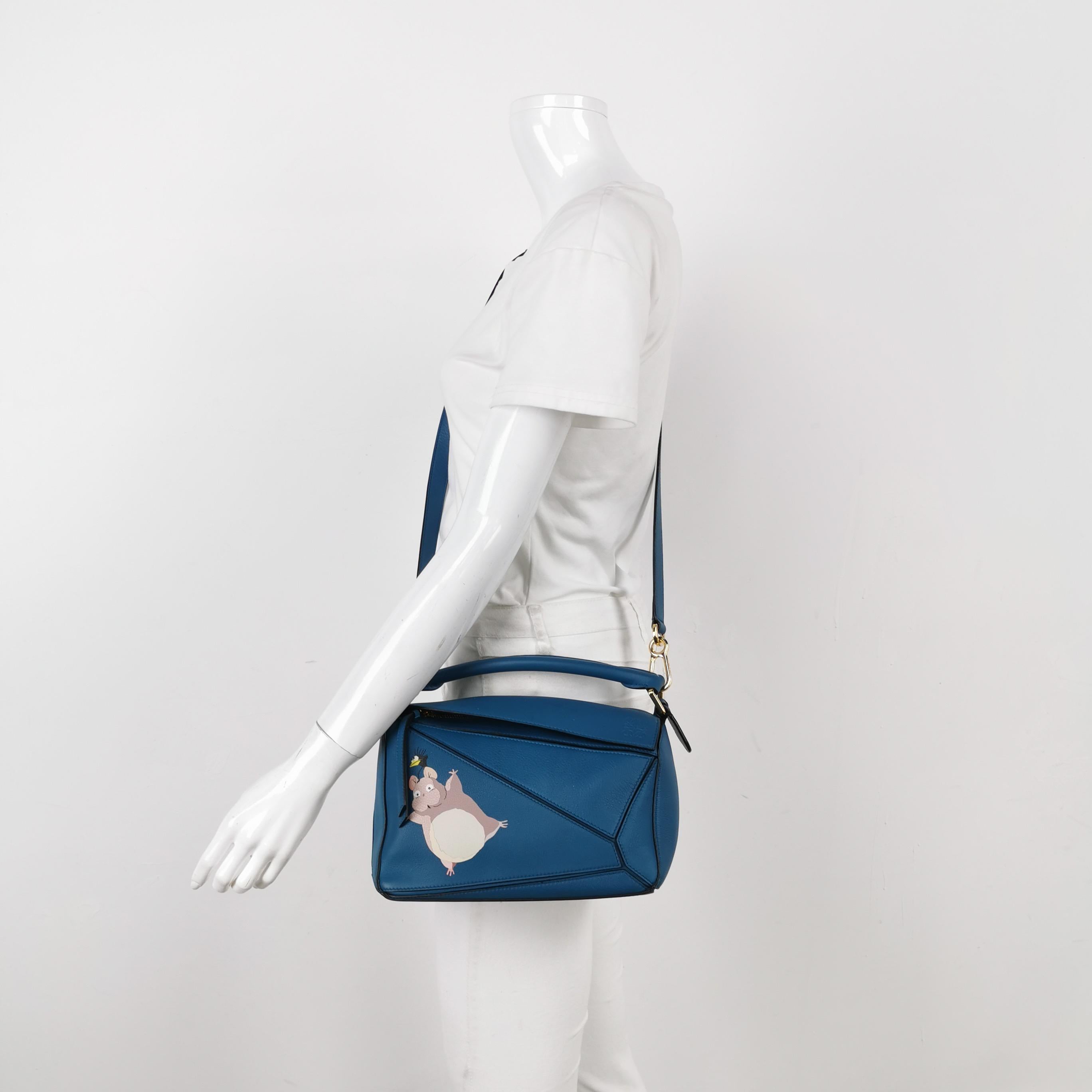 Loewe x Spirited Away Studio Ghibli Collection'S Puzzle Borsa a tracolla piccola blu In condizioni ottime in vendita a AUBERVILLIERS, FR