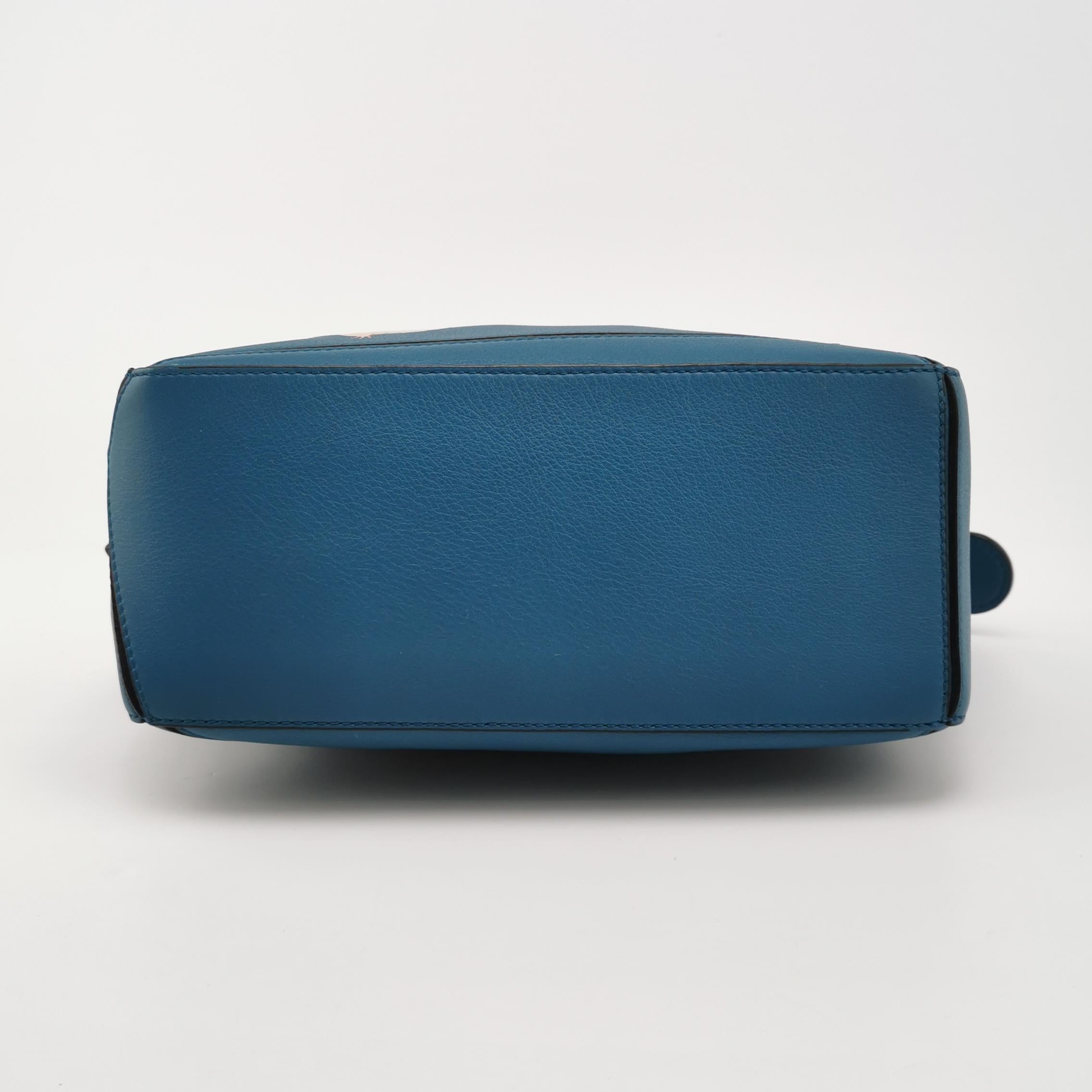 Loewe x Spirited Away Studio Ghibli Collection'S Puzzle Borsa a tracolla piccola blu in vendita 1