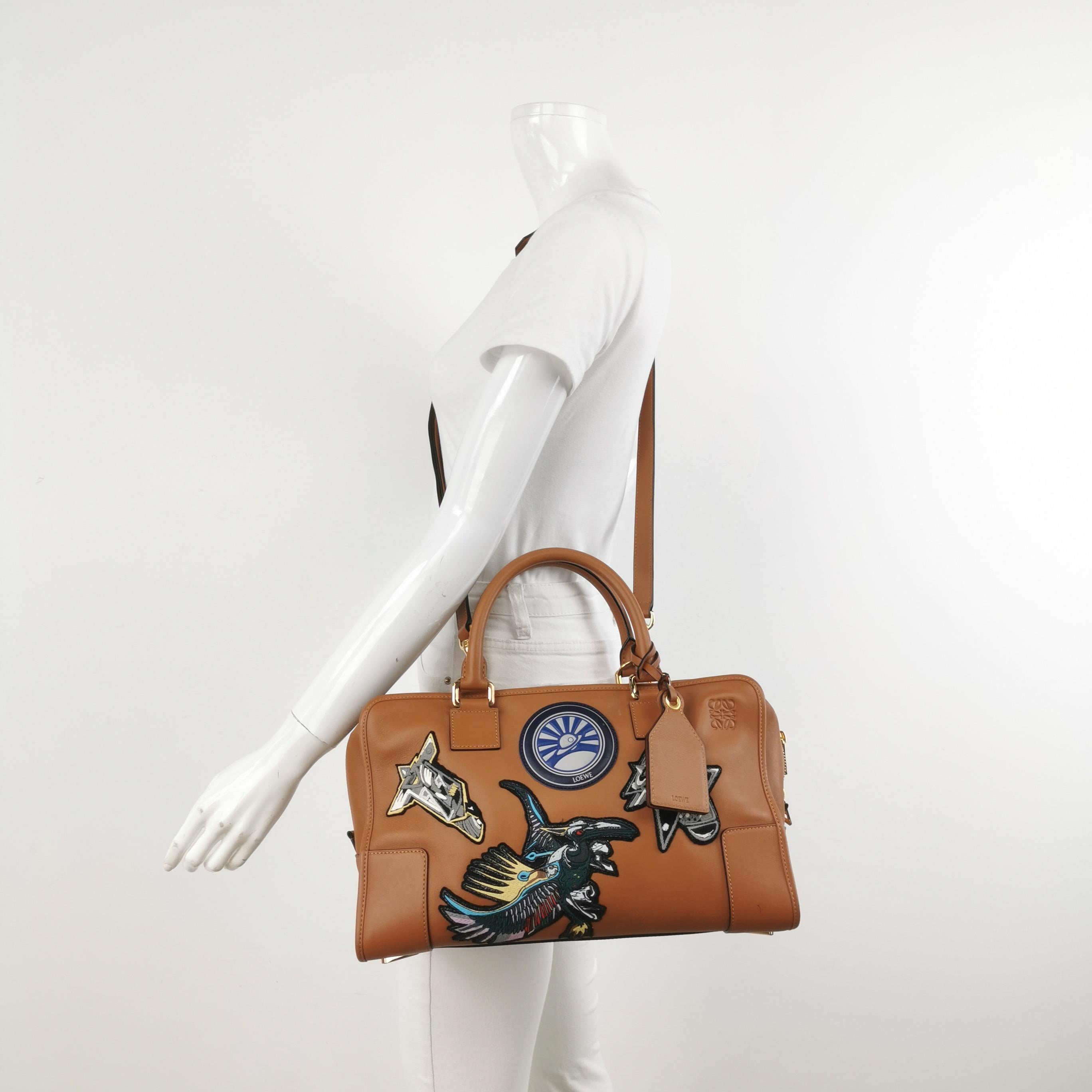 Loewe x Star Wars Amazona Mediana 36 Piel Estampada Marrón Fuego Con Correa
Estas son fotos profesionales de la bolsa real ofrecida por Luxbags.
El bolso de asa superior estilo baúl vuelve a estar de moda en 2024 gracias a los desfiles de Prada y