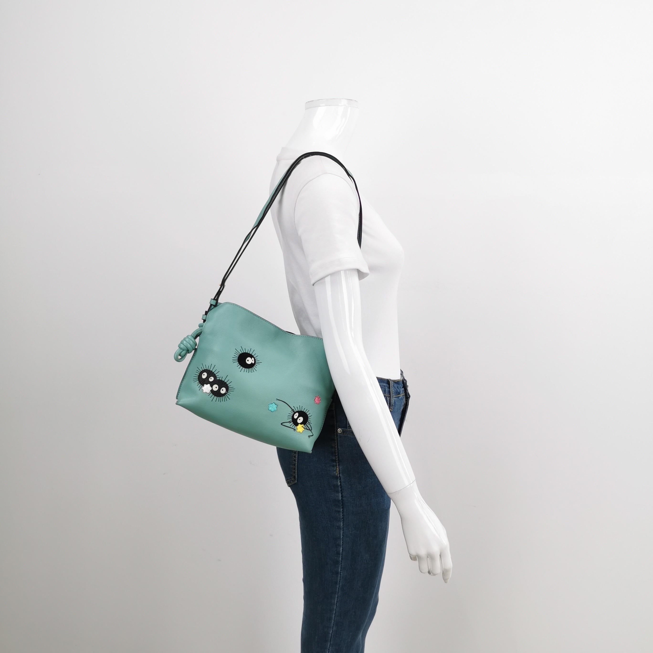 Questo è il frutto della collaborazione tra Loewe e lo Studio Ghibli del Giappone. Questo particolare mini puzzle bag raffigura un personaggio dell'anime Spirited Away, il Susuwatari.

CONDIZIONE: ECCELLENTE

Leggeri sfregamenti intorno agli angoli,