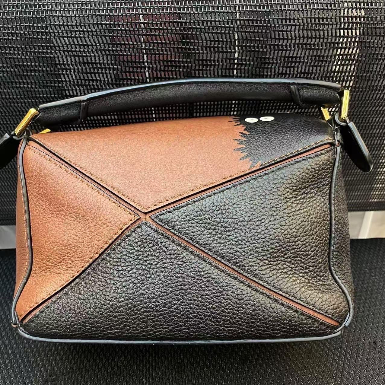 Loewe x Studio Ghibli Collection Susuwatari Mini Puzzle Brown Crossbody Bag In Excellent Condition For Sale In AUBERVILLIERS, FR