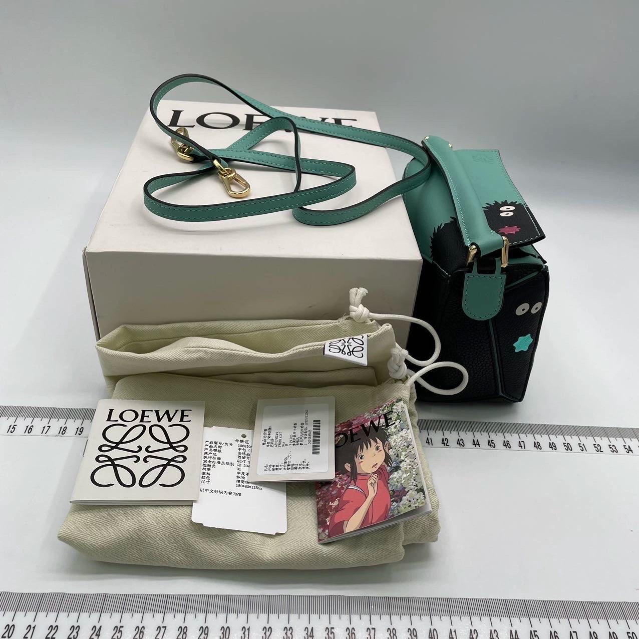 Loewe x Studio Ghibli Kollektion Susuwatari Mini Puzzle Grüne Umhängetasche im Angebot 7