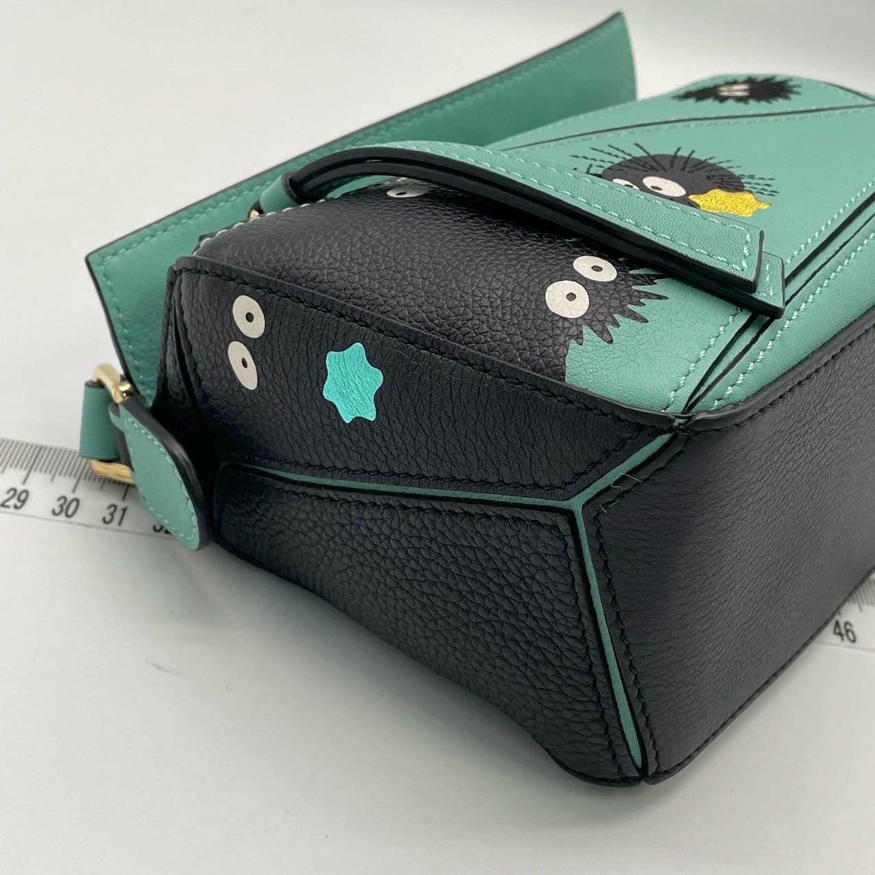 Loewe x Studio Ghibli Kollektion Susuwatari Mini Puzzle Grüne Umhängetasche im Angebot 8
