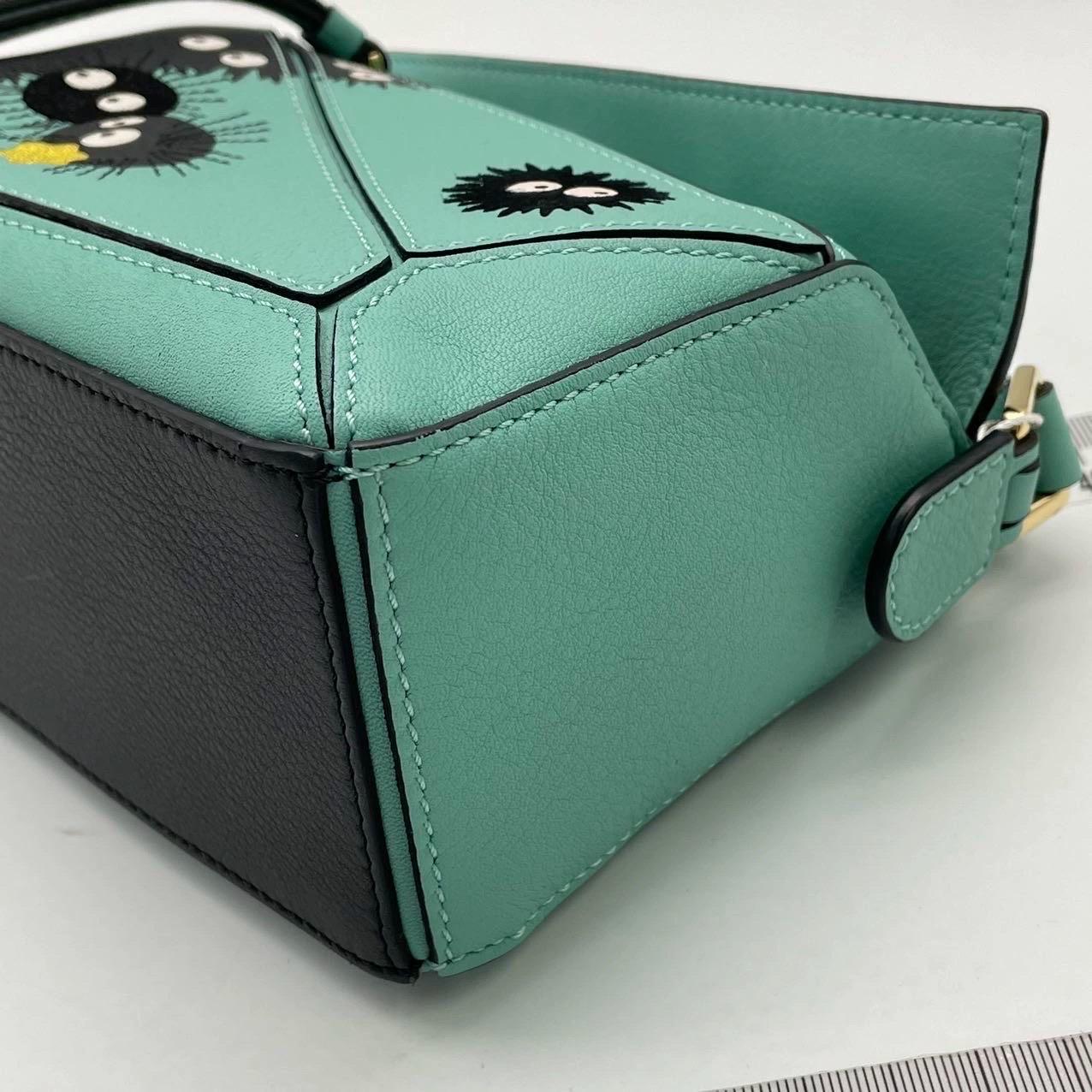 Loewe x Studio Ghibli Kollektion Susuwatari Mini Puzzle Grüne Umhängetasche im Angebot 9