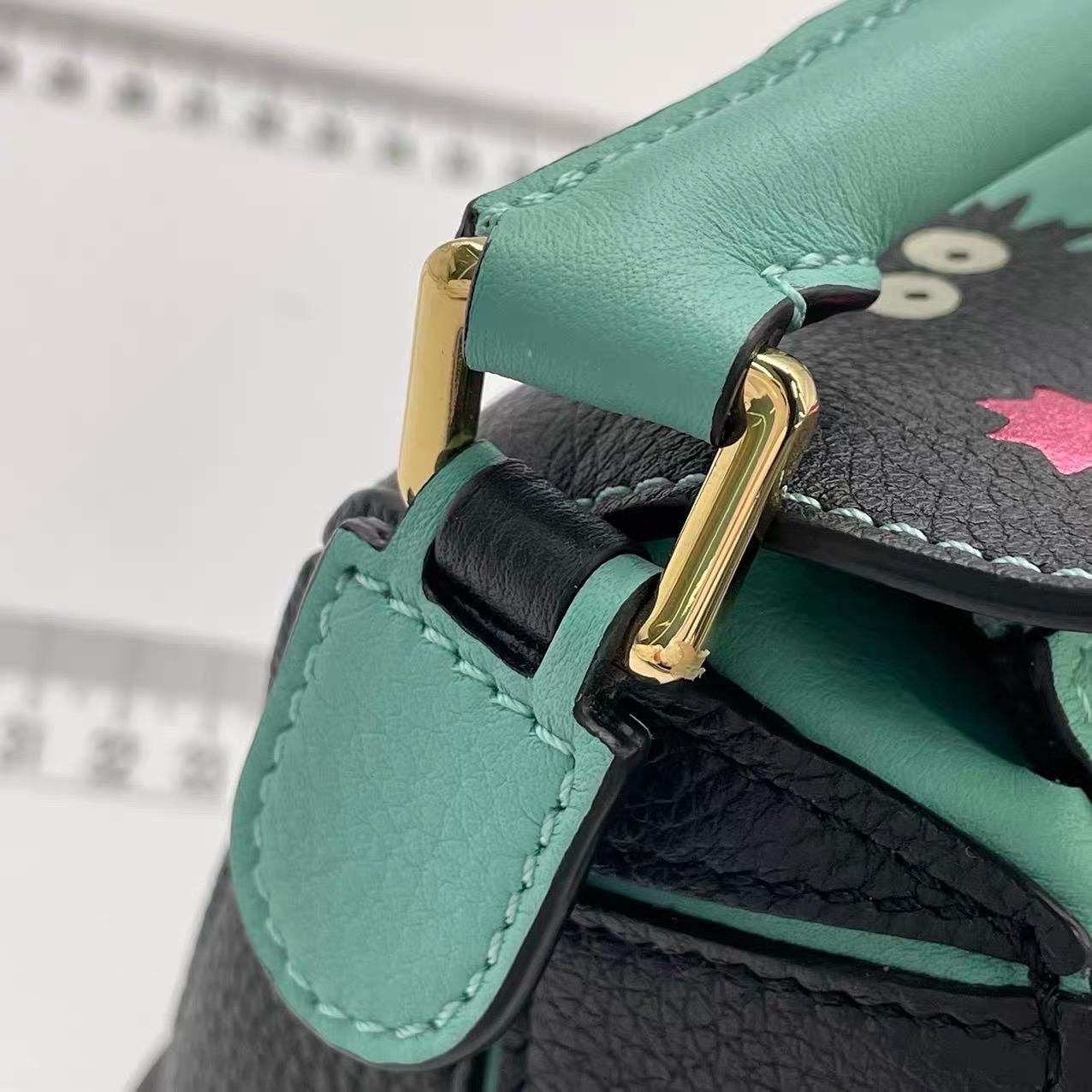 Loewe x Studio Ghibli Kollektion Susuwatari Mini Puzzle Grüne Umhängetasche im Angebot 10