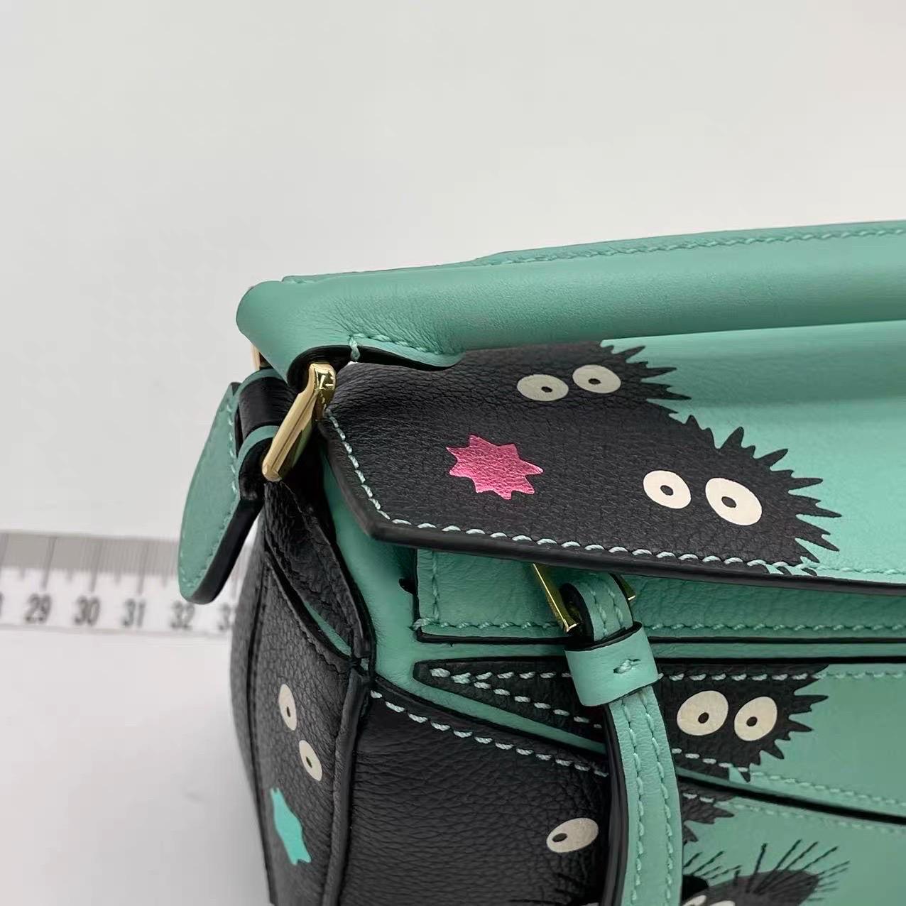 Loewe x Studio Ghibli Kollektion Susuwatari Mini Puzzle Grüne Umhängetasche im Angebot 11