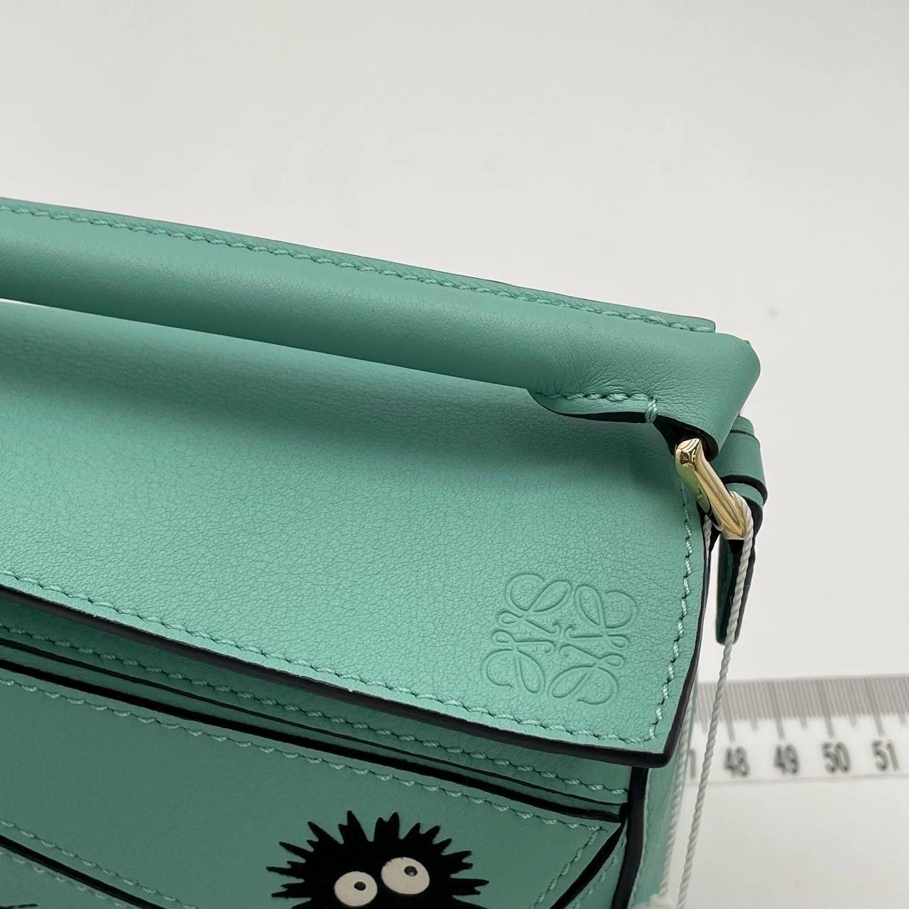 Loewe x Studio Ghibli Kollektion Susuwatari Mini Puzzle Grüne Umhängetasche im Angebot 13