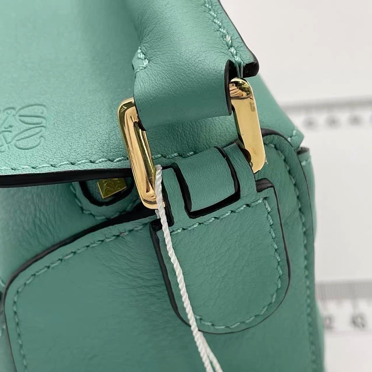 Loewe x Studio Ghibli Kollektion Susuwatari Mini Puzzle Grüne Umhängetasche im Angebot 14