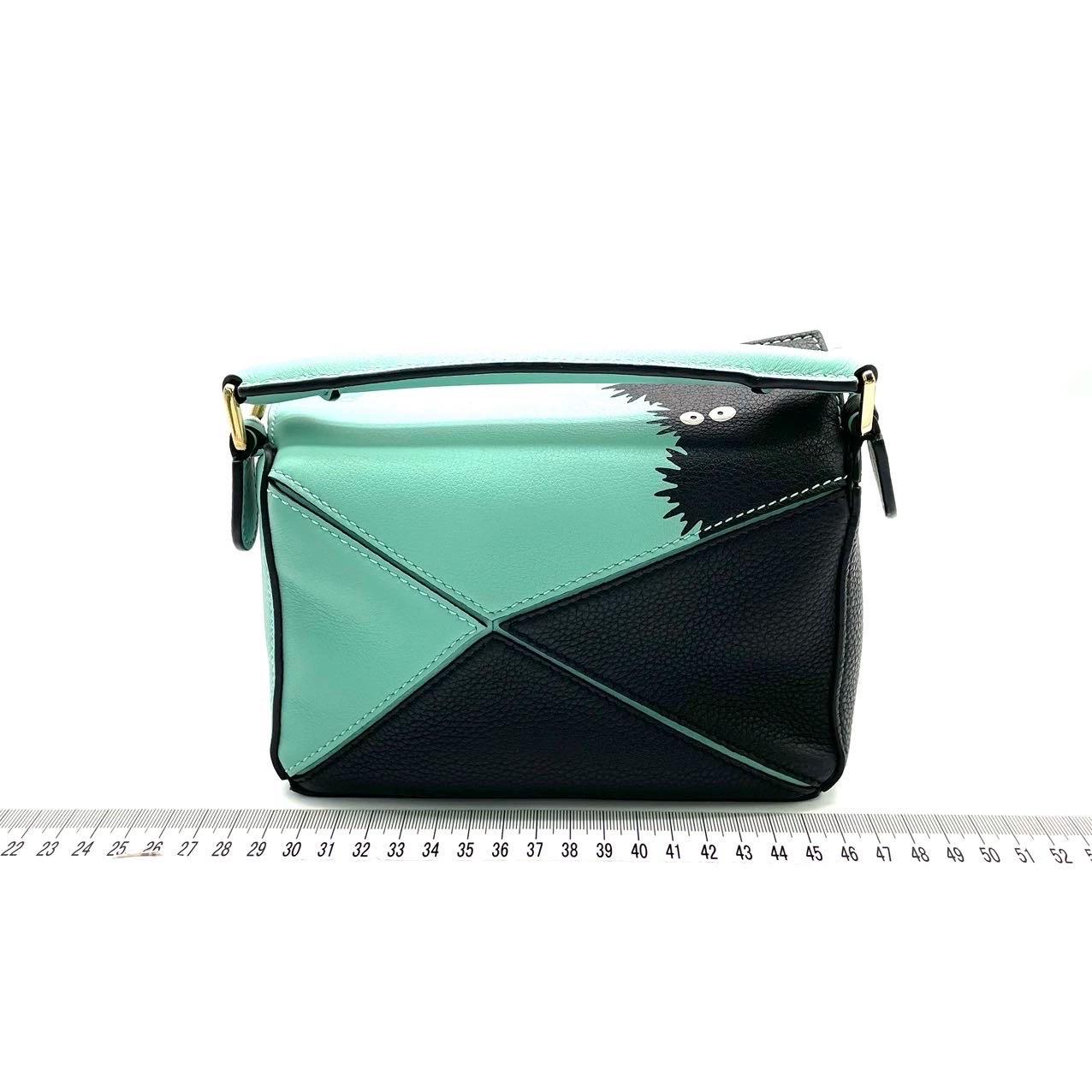 Sie stammt aus der ausverkauften Collaboration zwischen Loewe und dem japanischen Anime-Studio Studio Ghibli. Diese besondere Mini-Puzzle-Tasche zeigt eine Figur aus dem Anime Spirited Away, den Susuwatari.

ZUSTAND: Nie GEBRAUCHT 

Dieser
