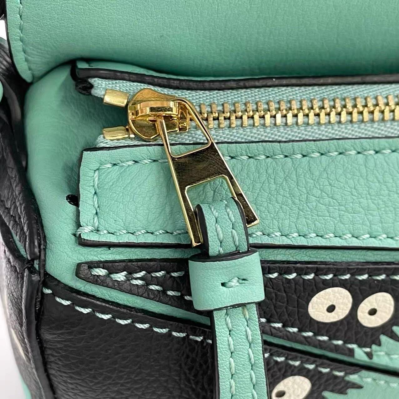 Loewe x Studio Ghibli Kollektion Susuwatari Mini Puzzle Grüne Umhängetasche im Angebot 16