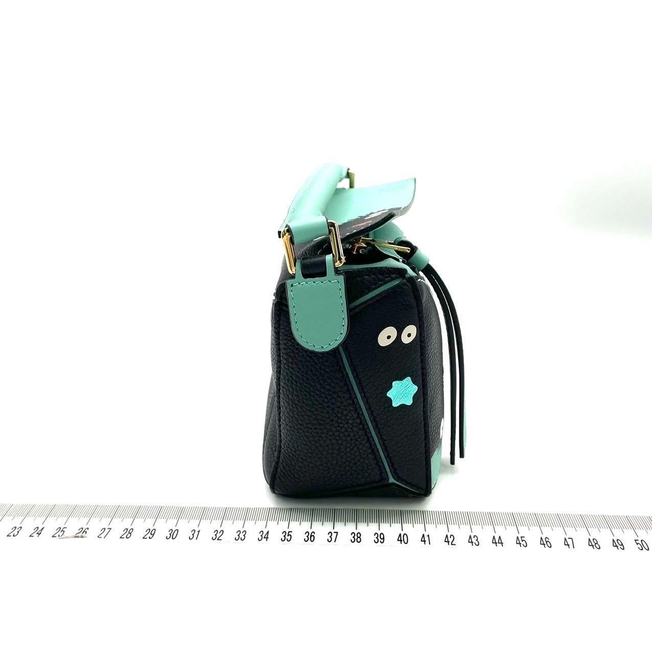 Loewe x Studio Ghibli Kollektion Susuwatari Mini Puzzle Grüne Umhängetasche im Zustand „Neu“ im Angebot in AUBERVILLIERS, FR