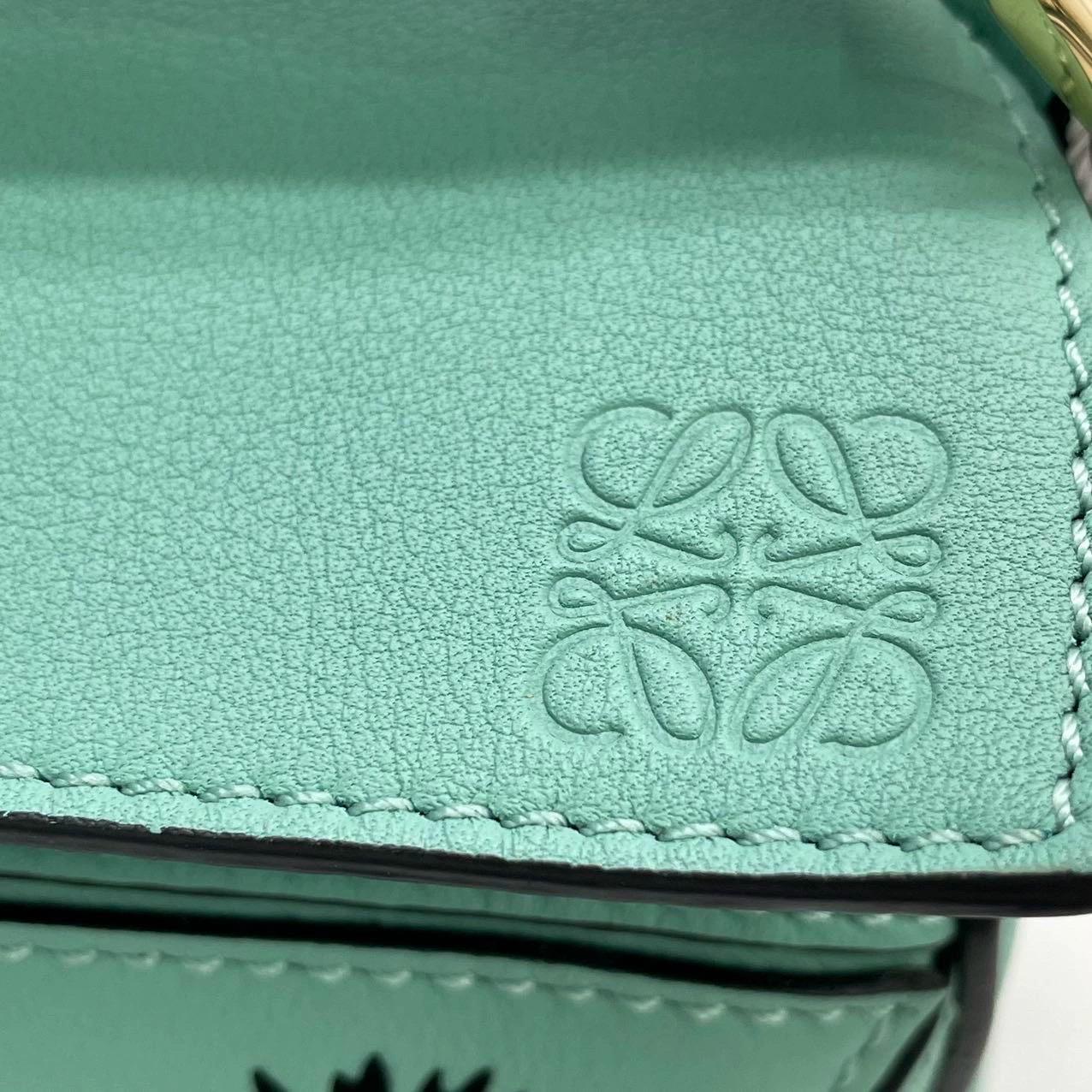 Loewe x Studio Ghibli Kollektion Susuwatari Mini Puzzle Grüne Umhängetasche Damen im Angebot