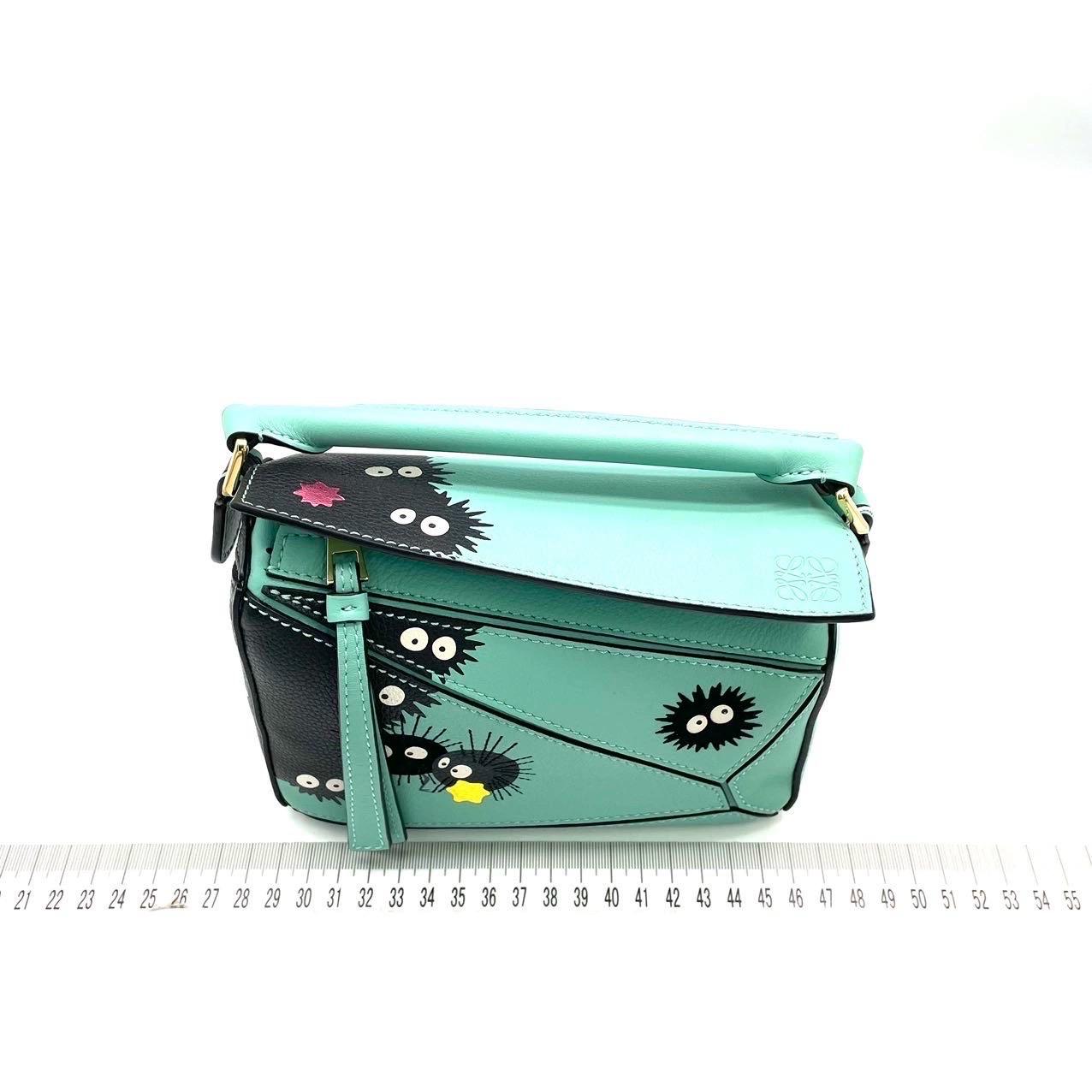 Loewe x Studio Ghibli Kollektion Susuwatari Mini Puzzle Grüne Umhängetasche im Angebot 3