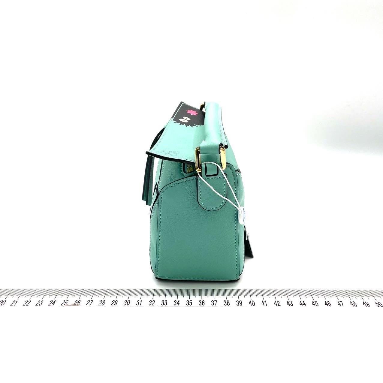 Loewe x Studio Ghibli Kollektion Susuwatari Mini Puzzle Grüne Umhängetasche im Angebot 4