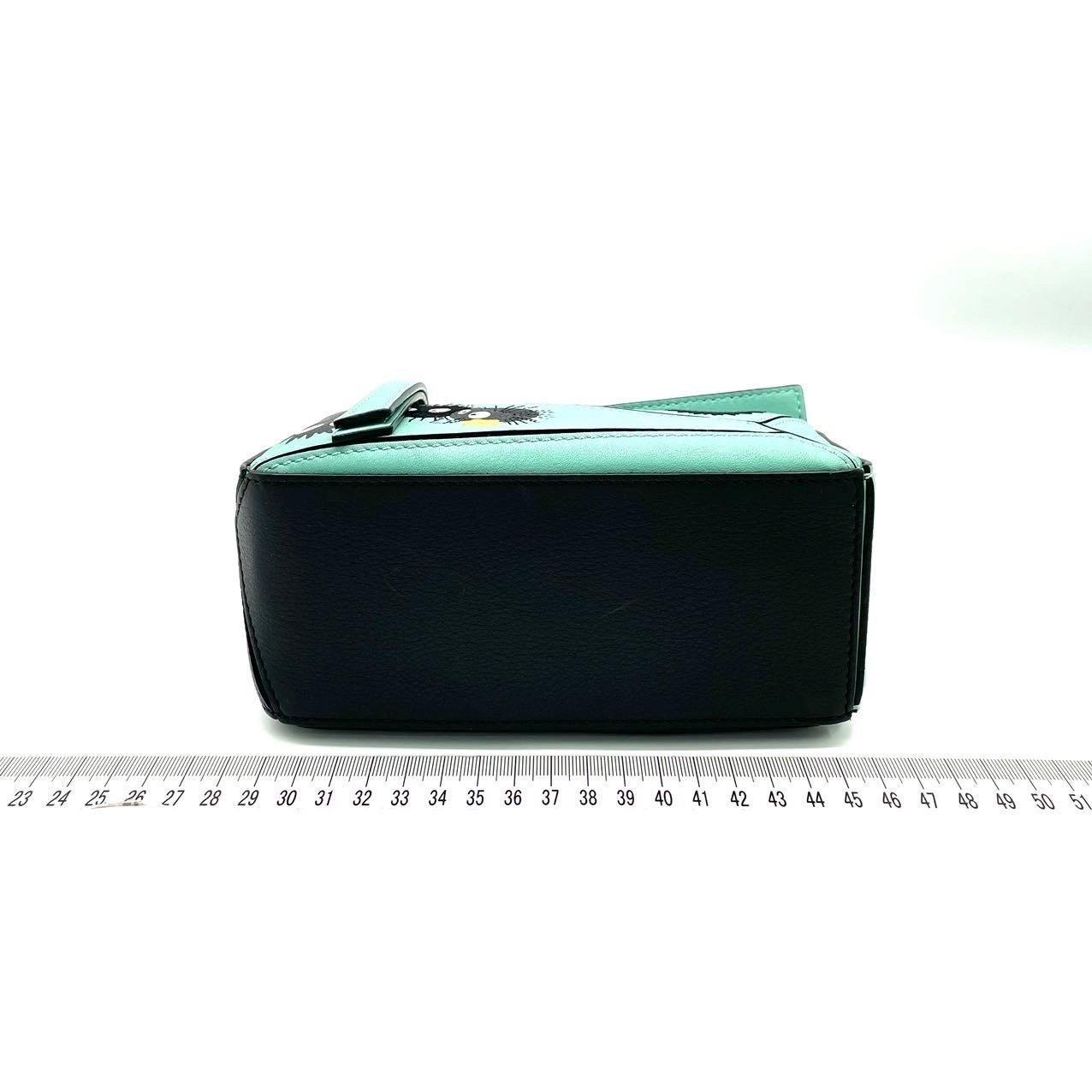 Loewe x Studio Ghibli Kollektion Susuwatari Mini Puzzle Grüne Umhängetasche im Angebot 5