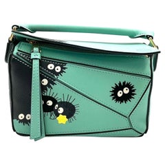 Loewe x Studio Ghibli Kollektion Susuwatari Mini Puzzle Grüne Umhängetasche