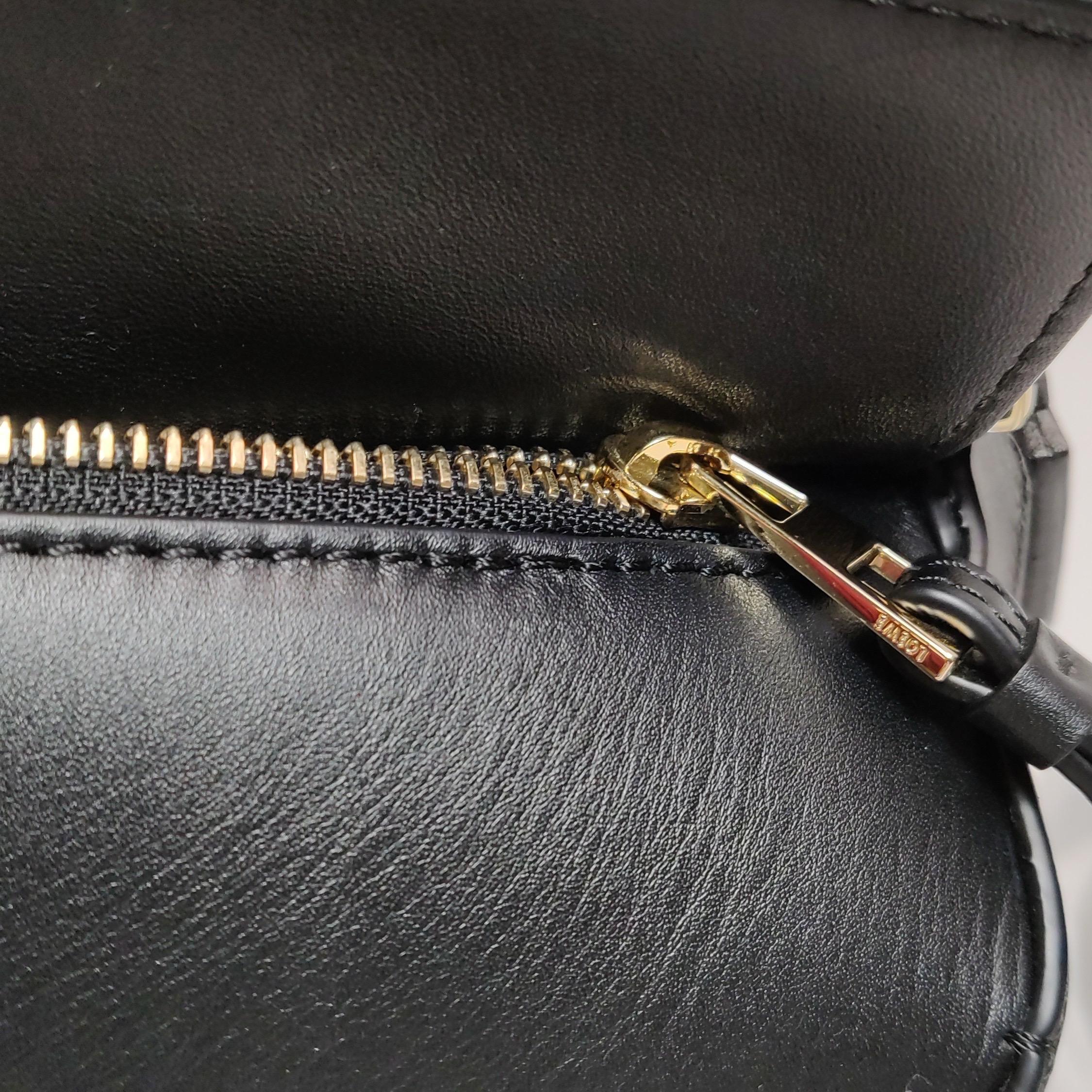 Loewe x Suna Fujita Lemur Puzzle Edge Small Black Leather Crossbody Bag en vente 9