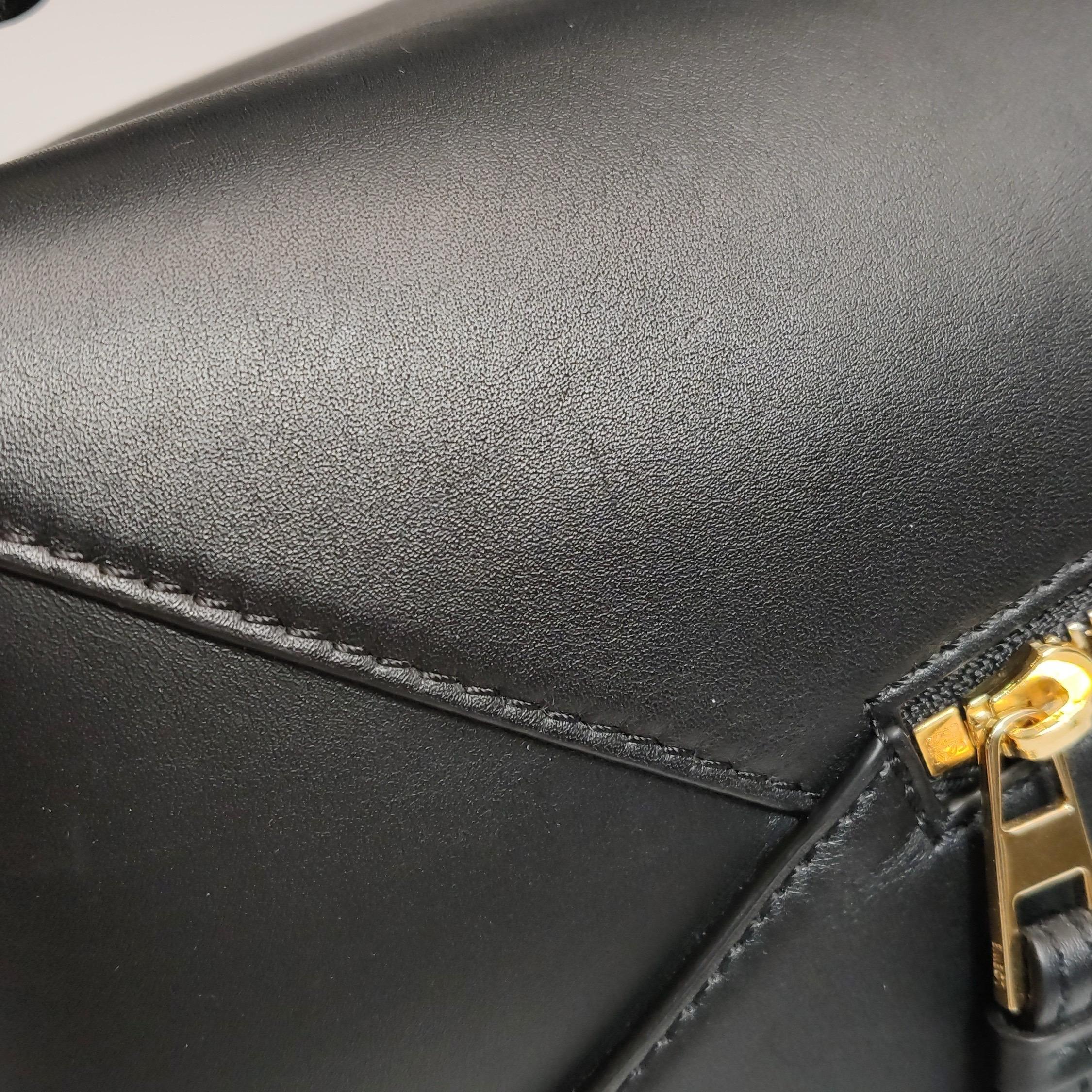 Loewe x Suna Fujita Lemur Puzzle Edge Small Black Leather Crossbody Bag en vente 10