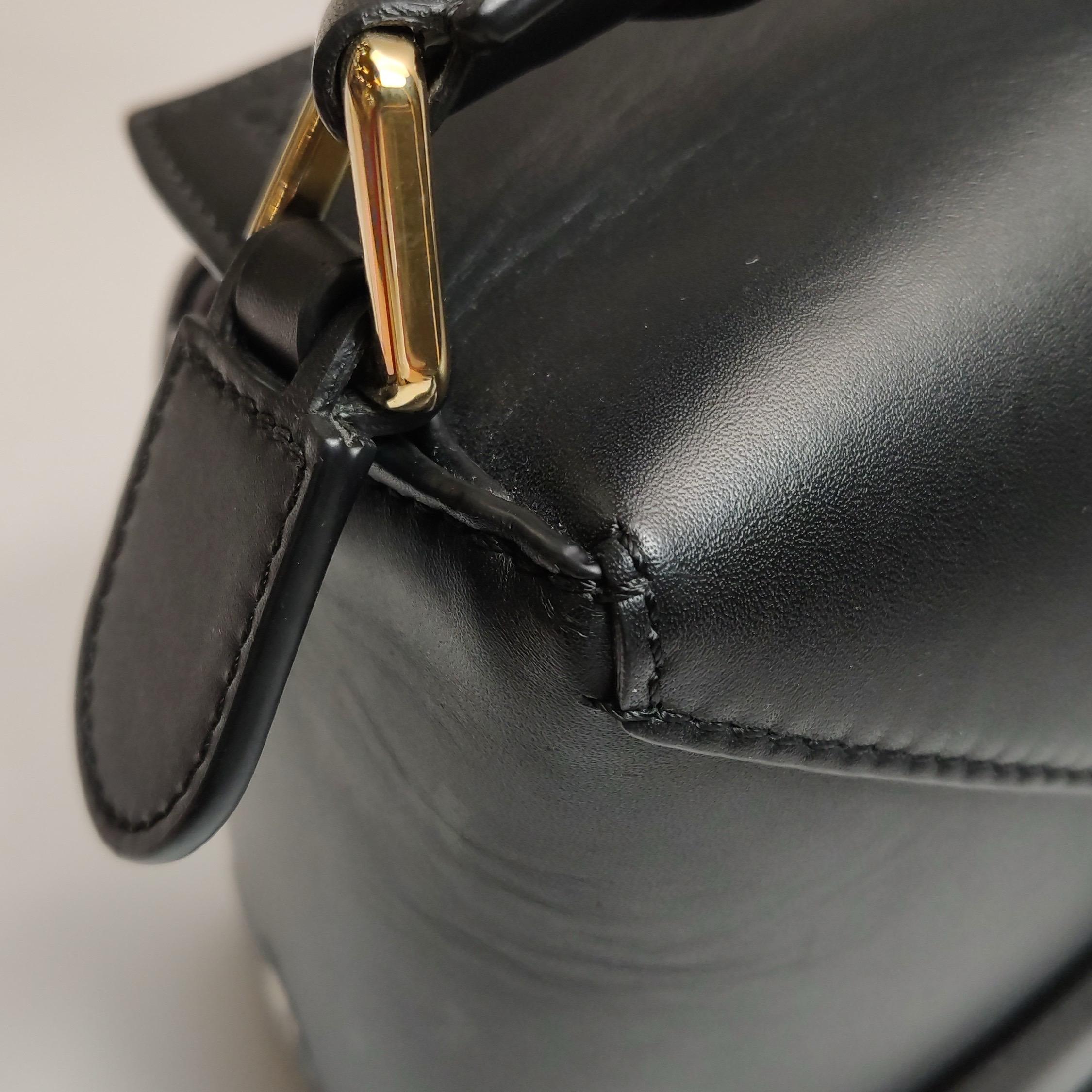 Loewe x Suna Fujita Lemur Puzzle Edge Small Black Leather Crossbody Bag en vente 13