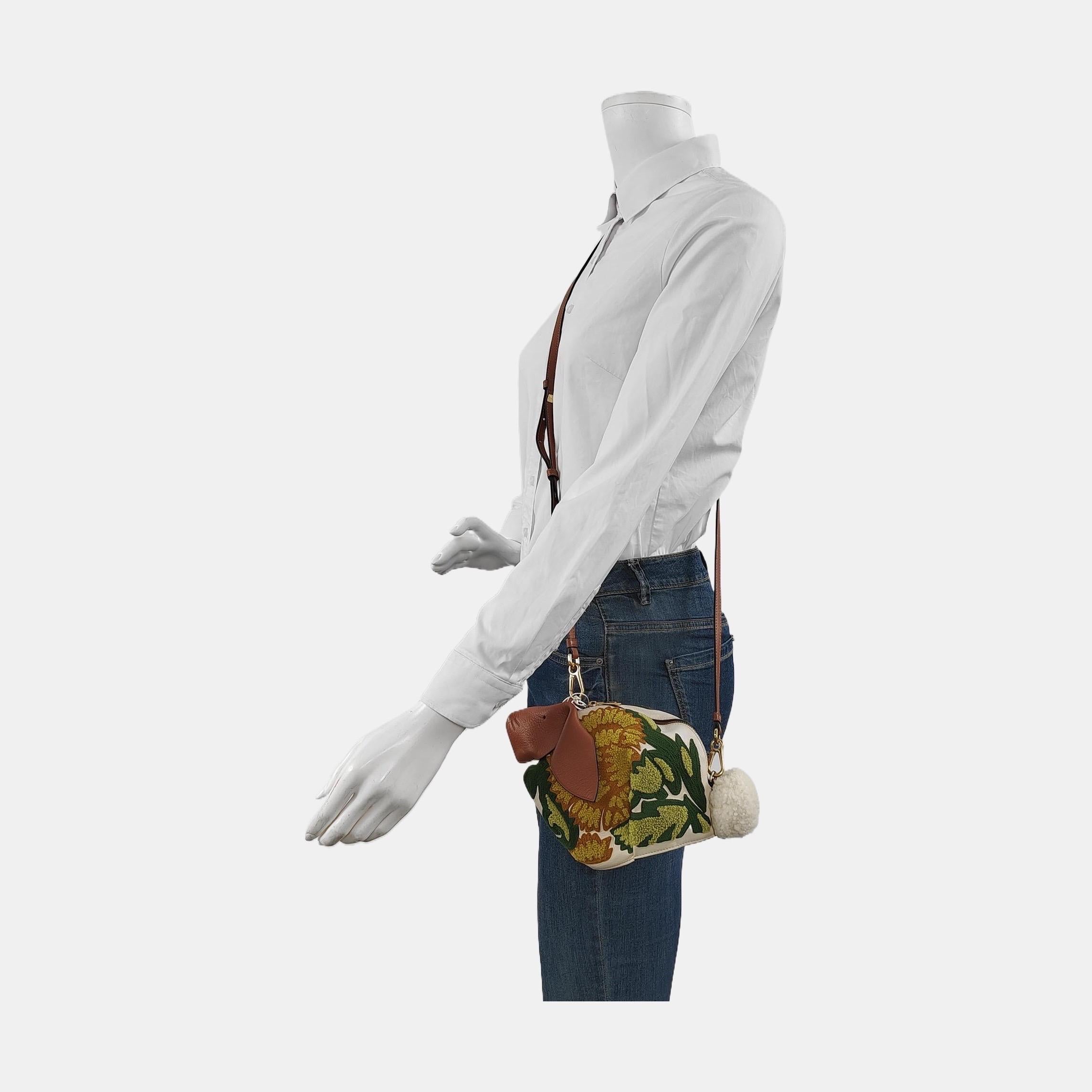 Die charakteristische Kaninchentasche von LOEWE wird in der William De Morgan Capsule Collection neu erfunden und mit einem gelben, floralen Muster bestickt, das auf De Morgans Keramikfliesenkunst des 19.

ZUSTAND: SEHR GUT

Dieser authentische