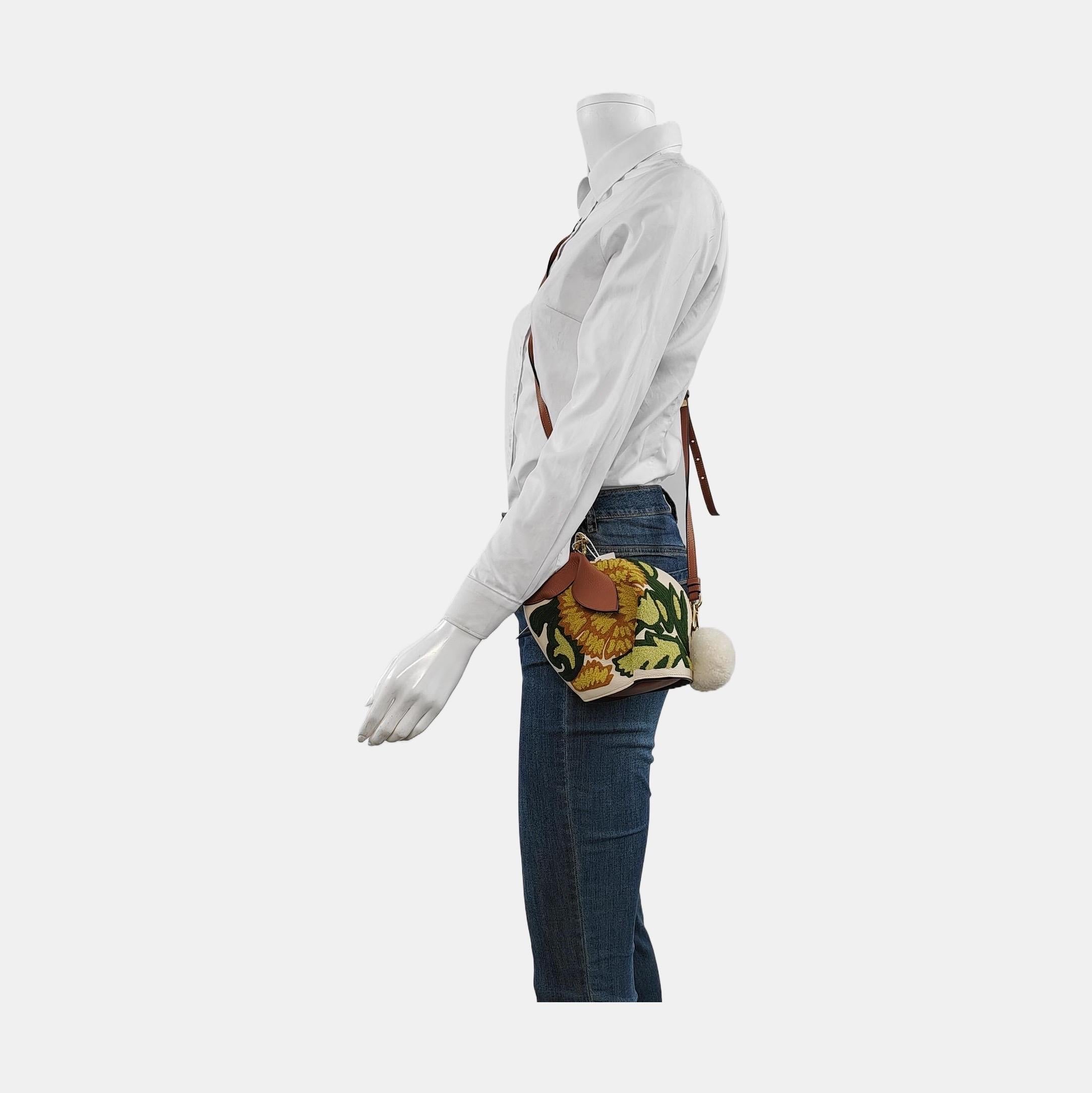 Die charakteristische Kaninchentasche von LOEWE wird in der William De Morgan Capsule Collection neu erfunden und mit einem gelben, floralen Muster bestickt, das auf De Morgans Keramikfliesenkunst des 19.

ZUSTAND: FAST NEU

Leichte Reibung auf der