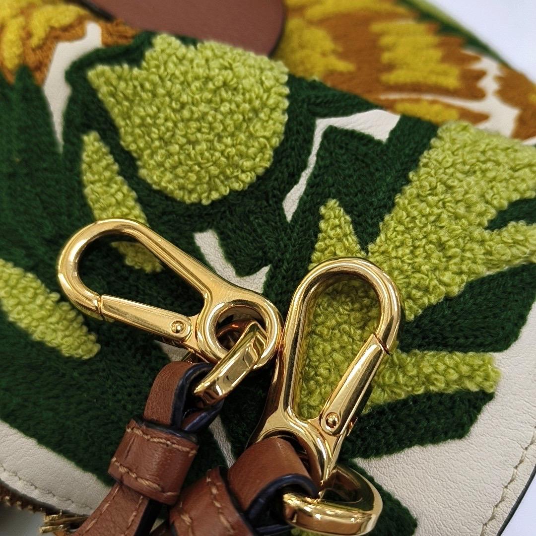 Loewe x William De Morgan Bunny Floral Gestickt Braun Gelb Multicolor Kreuz im Angebot 4