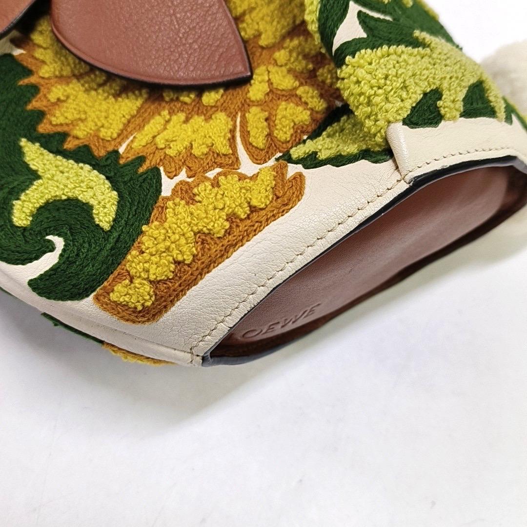 Loewe x William De Morgan Bunny Floral Gestickt Braun Gelb Multicolor Kreuz im Angebot 5