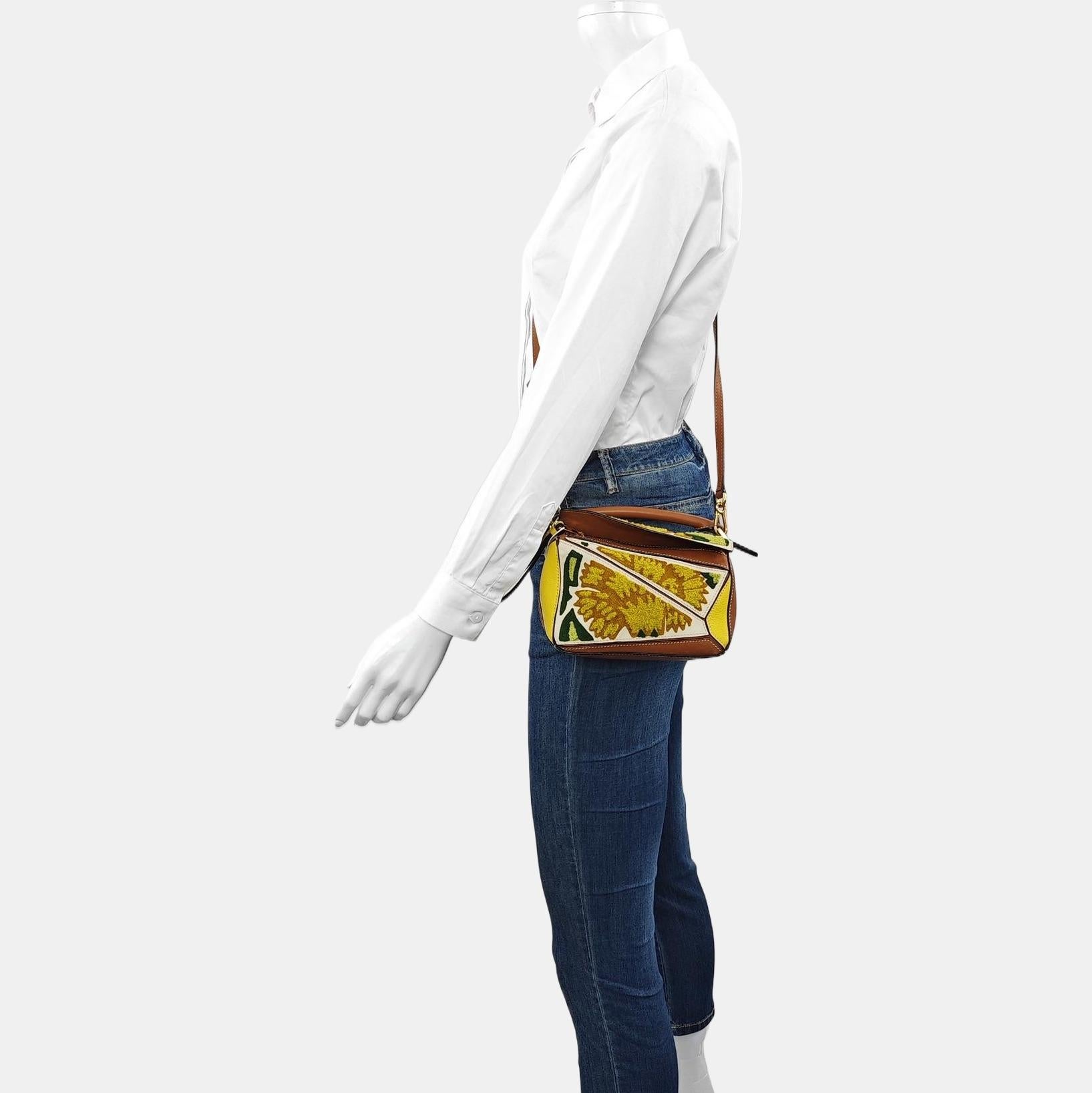 Loewe x William De Morgan Mini Puzzle brodé Brown Yellow Multicolor
Il s'agit de photos professionnelles du sac offert par Luxbags.

Le sac Puzzle de Loewe est un classique intemporel et culte. Confectionné en cuir de veau souple, ce sac est